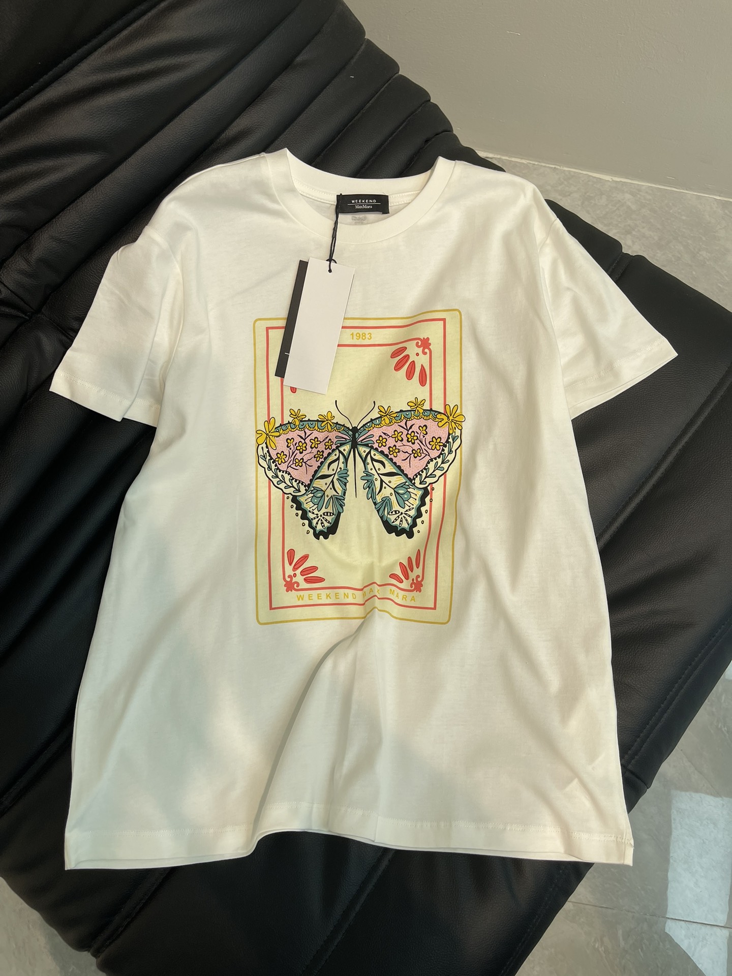 NO:323869,Weeken* Max Mar*25 Spring and Summer New Limited Series Short-sleeved T-shirts. Fashion experts come and see!  This T-shirt is so amazing. It has a pure white base, butterfly playing card print pattern, literary and personalized. The upper body becomes fashionable in seconds, and it is easy to grasp the atmosphere. Don't hesitate, buy it quickly~SML AA,,T-shirt,tees,t-shirt,alexander wang19860909Weeken* Max Mar*25春夏新品限定系列短袖T恤.时尚精们看过来！这款T恤太惊艳 纯净白色打底,蝴蝶扑克牌印花图案,文艺又不失个性.上身秒变时髦精,轻松拿捏氛围感,别犹豫,快入手~SML AA,,T-shirt,tees，t-shirt,alexander wang,Women's clothing