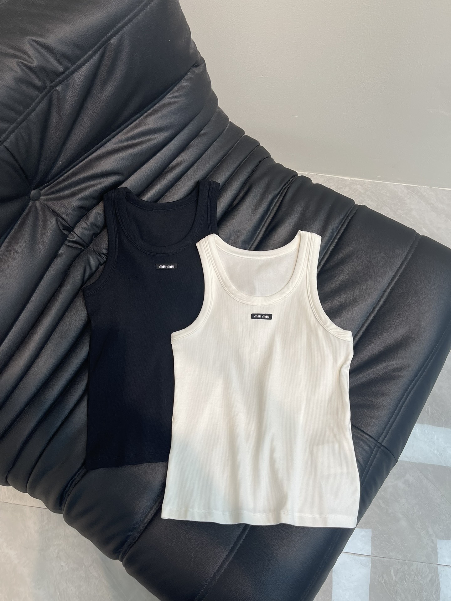 NO:323290,Miumi* 25 spring and summer new contrasting logo embellishes sleeveless U-neck vest!  The new counter product of super hot girls, with its own old money aura, and the upper body looks very white!  The wrapping is very good, and it has the fashionable feeling when paired with all kinds of pants!  SML AA, miumiu,alexander wang19860909Miumi* 25春夏新款撞色logo装饰无袖u领背心！超级辣妹的专柜新品,自带old money气场的颜色,上身巨显白！包裹性做的特别好,搭配各类裤装都有那种时髦感！SML AA,,miumiu,alexander wang,Women's clothing