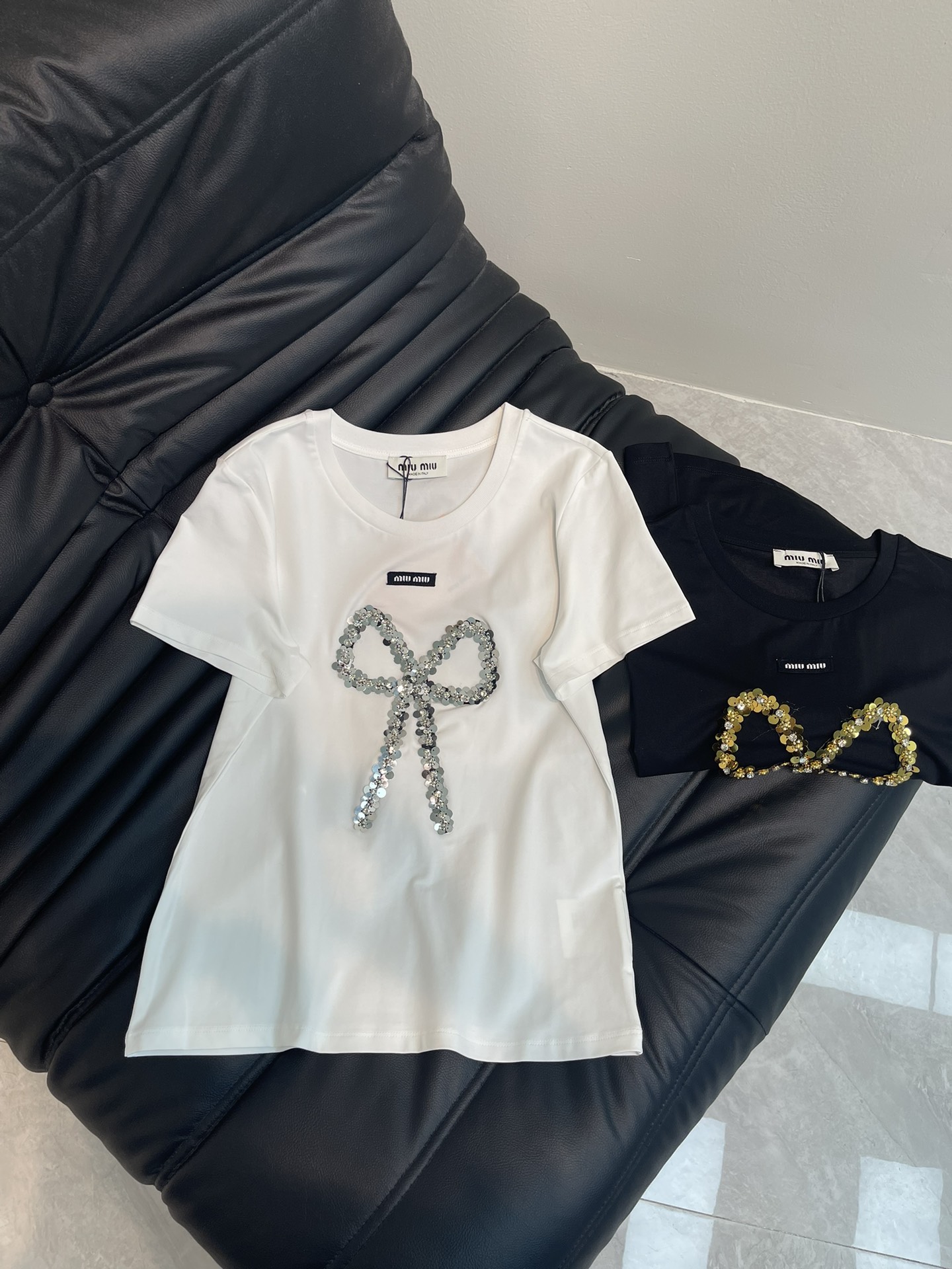 NO:323302,Miumi*25 spring and summer new large bow bead embroidered short-sleeved T-shirt, high-end imported mercerated cotton fabric, the classic style is versatile and not picky, and the upper body is very beautiful!  SML AA,,miumiu,T-shirt,tees,t-shirt,alexander wang19860909Miumi*25春夏新款大蝴蝶结珠片刺绣短袖T恤,高级进口丝光棉面料,经典版型百搭不挑人,上身非常漂亮！SML AA,,miumiu,T-shirt,tees，t-shirt,alexander wang,Women's clothing