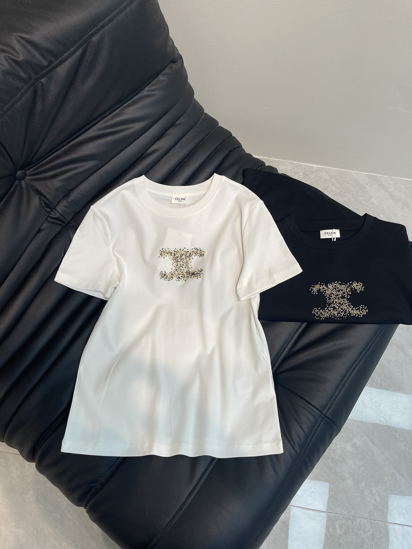 NO:323305,Celin*25 Spring and Summer New Heavy Industry Diamond Short-sleeved T-shirt Customized YB native cotton material breathable and comfortable, full texture. Regular T-shirt cutting highlights the brand style. Made of gram-weight pure cotton, slightly elastic, and slimming visual effect. Colorful diamond ironing technology on the chest presents a three-dimensional Arc de Triomphe logo pattern. Exquisite and fashionable feeling. Bright and jumping color matching creates a personal style. Fashionable and age-reducing. Single wear and stylish inner wear is brilliant and fashionable. SML AA,,celine, T-shirt,tees, t-shirt,alexander wang19860909Celin*25春夏新款重工烫钻短袖T恤 定制YB原生全棉材质 透气舒适 质感十足 常规T恤裁剪 凸显品牌格调 采用克重纯棉制成 略带有弹力 呈现显瘦视觉效果 胸前彩色烫钻工艺 呈现出立体凯旋门徽标图案 精致时尚感立现 亮眼跳跃的配色打造个性风格 时髦减龄 单穿内搭都出彩时髦 SML AA,,celine,T-shirt,tees，t-shirt,alexander wang,Women's clothing