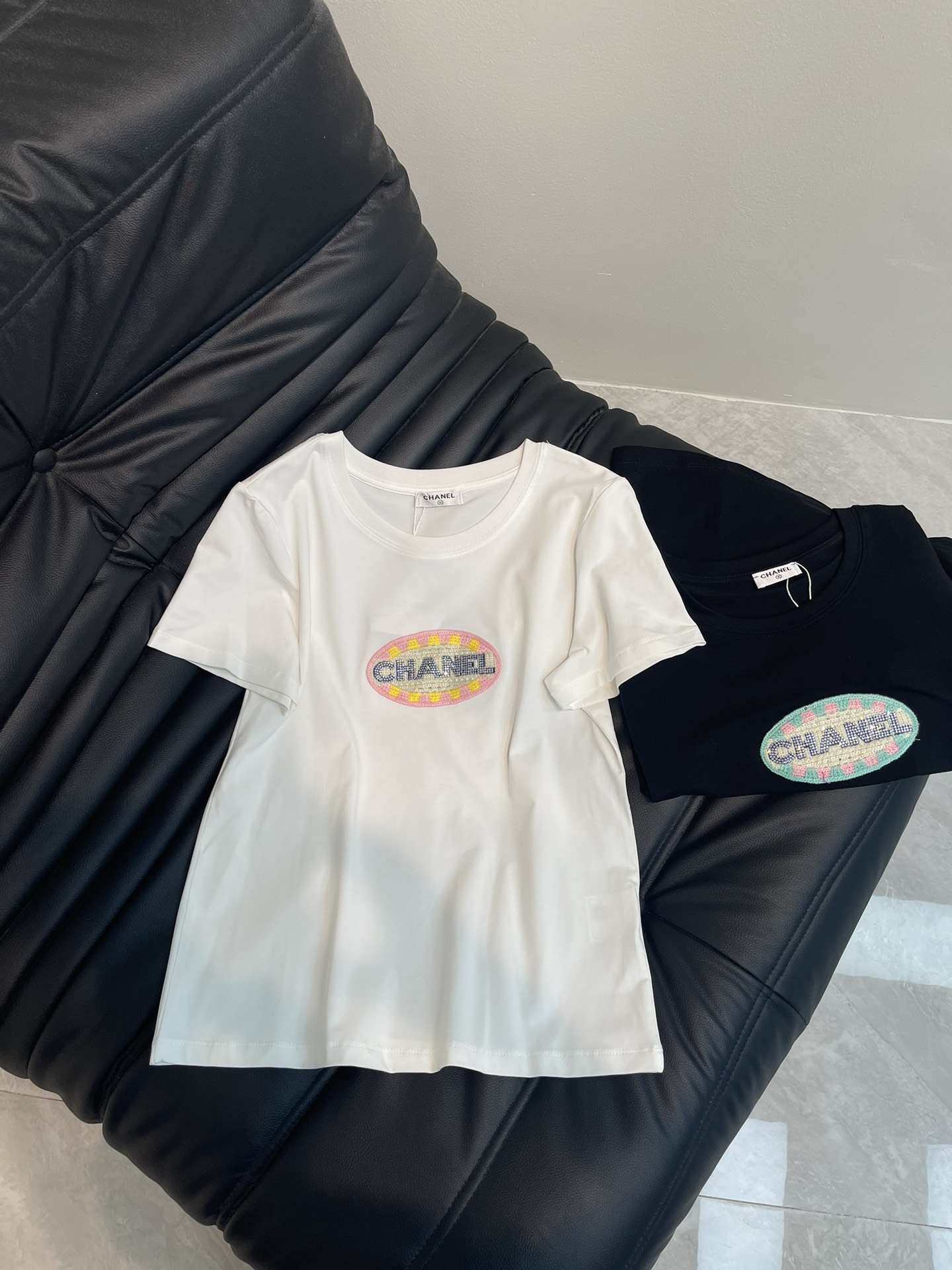 NO:322791,CHANE*25 spring and summer new wool patch embroidered letter short-sleeved T-shirt, high-end imported mercerated cotton fabric, the classic style is versatile and not picky, and the upper body is very beautiful!  SML A, chanel, T-shirt,tees, t-shirt,alexander wang19860909CHANE*25春夏新款毛线贴布刺绣字母短袖T恤,高级进口丝光棉面料,经典版型百搭不挑人,上身非常漂亮！SML A,,chanel,T-shirt,tees，t-shirt,alexander wang,Women's clothing