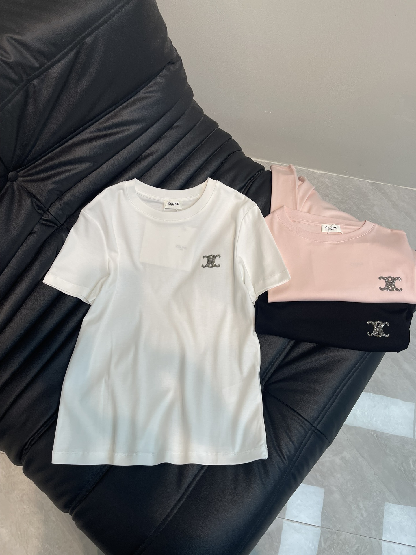 NO:323875,Celin*25 spring and summer new heavy industry nail drill round neck short-sleeved T-shirt. It uses mercerized cotton fabric with soft and delicate texture, and the classic style fits the body with comfortable and beautiful effect!  SML A, celine, T-shirt,tees, t-shirt,alexander wang19860909Celin*25春夏新款重工钉钻圆领短袖T恤.采用丝光棉面料质感柔软细腻,经典版型合身上身效果舒适好看！SML A,,celine,T-shirt,tees，t-shirt,alexander wang,Women's clothing