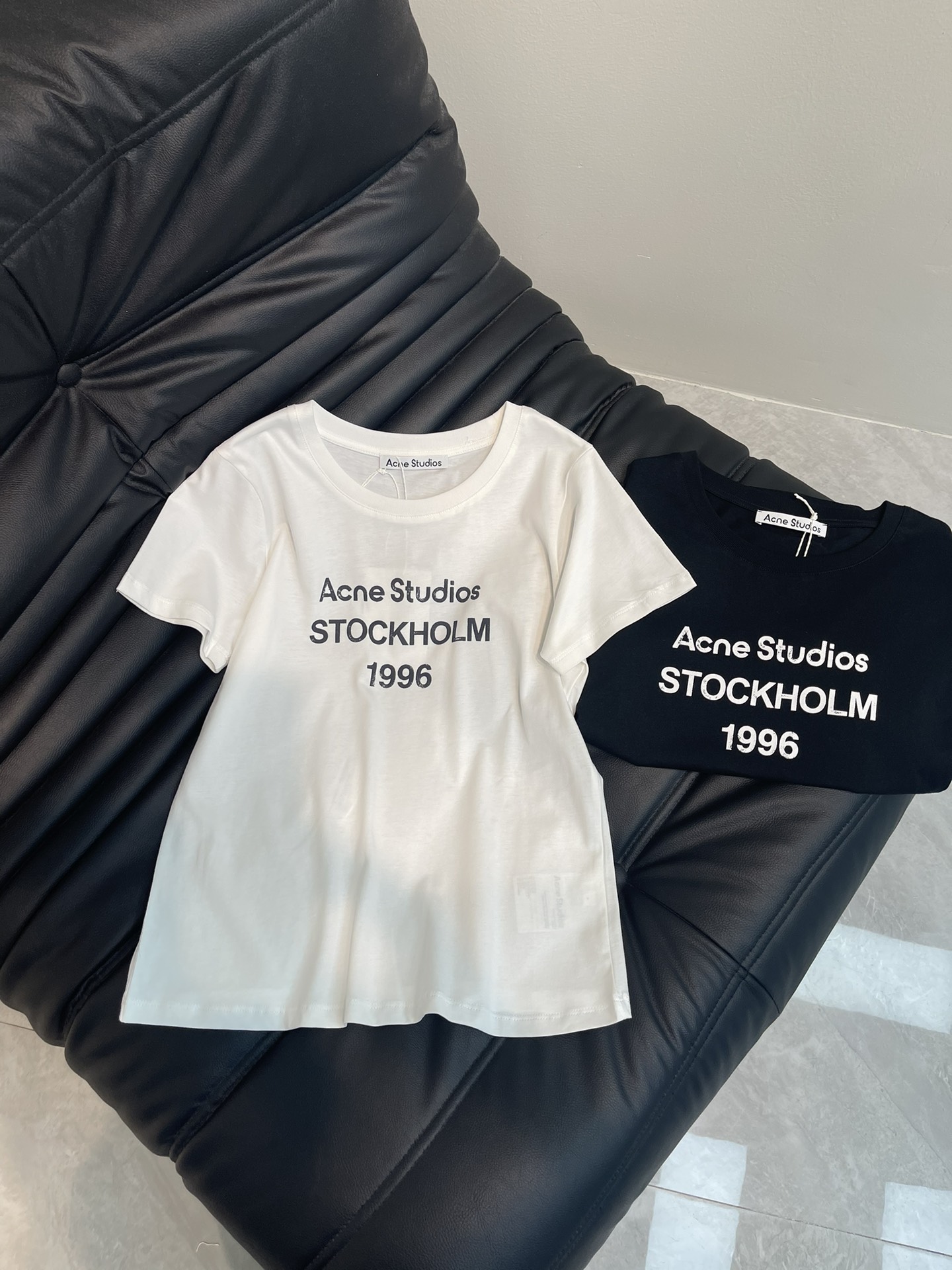 NO:323879,Acne Stud*os25 new classic slim fit style round neck letter print casual silhouette simple short-sleeved T-shirt, soft fabric slim body and comfortable body, two-pin neck reinforcement and not easy to deform, classic letter print on the chest is simple and versatile, and the front shoulder fit makes it look slim and slim. SML, acne studios, T-shirt, tees, t-shirt, alexander wang19860909Acne Stud*os25新款经典款修身版型圆领字母印花休闲廓形简约短袖T恤,面料柔软修身上身舒适,领口二本针加固不易变形,胸前经典字母印花简约百搭,正肩版型修身显瘦.SML,,acne studios,T-shirt,tees，t-shirt,alexander wang,Women's clothing