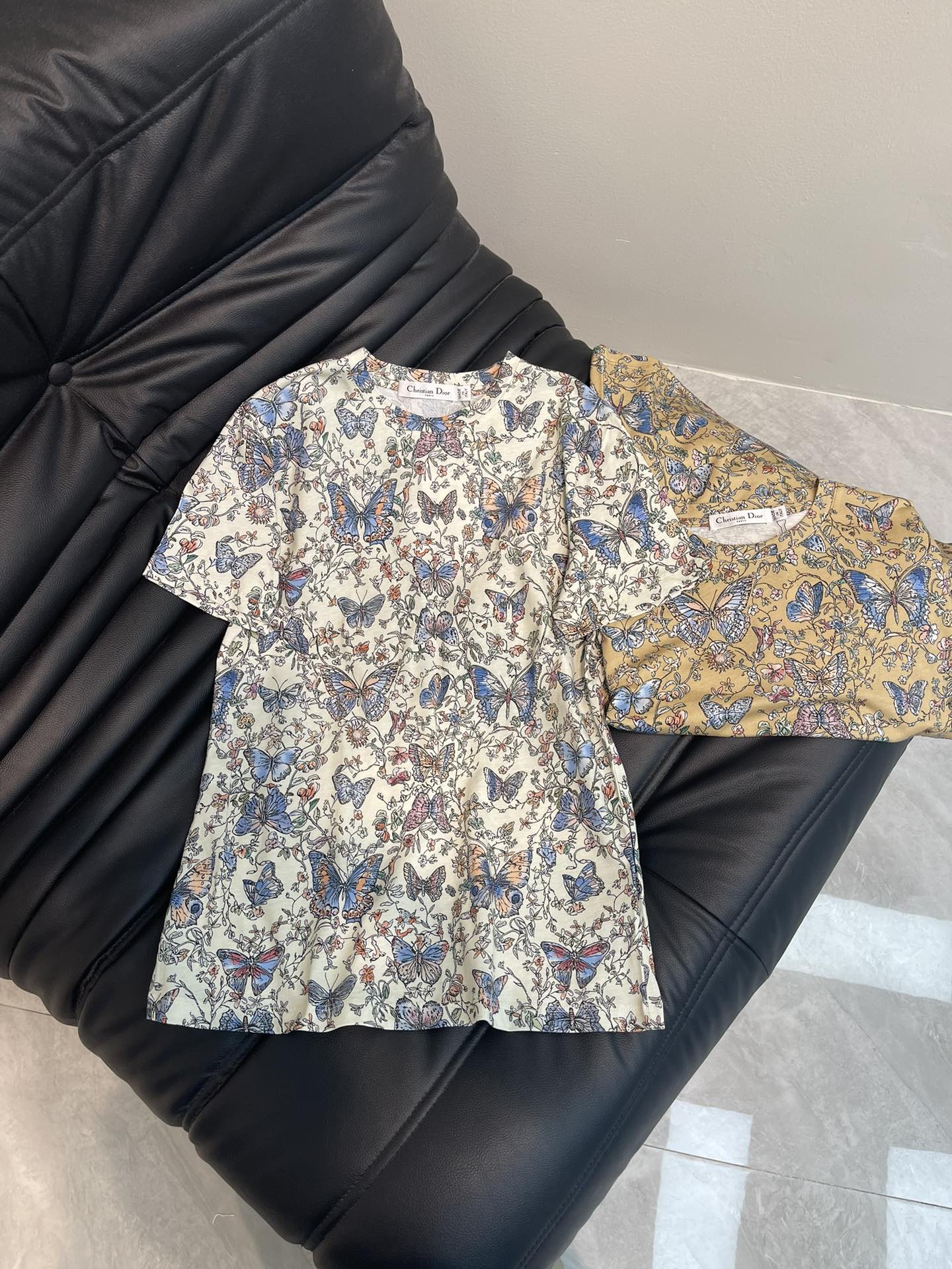 NO:323294,Dio*25 spring and summer new active printed short-sleeved T-shirt custom YB native cotton material breathable and comfortable, full texture. Regular T-shirt cutting highlights the brand style. Made of gram-weight pure cotton, slightly elastic, presents a slim visual effect. Large body is covered with natural elements such as flowers and butterflies. Retro and eye-catching colors. Unified and coordinated fairy style. Bee marks at the back collar. The brand's advanced design feel is full. The inner wear is brilliant and fashionable. SML A,,dior,T-shirt,tees,t-shirt,alexander wang19860909Dio*25春夏新款活性印花短袖T恤 定制YB原生全棉材质 透气舒适 质感十足 常规T恤裁剪 凸显品牌格调 采用克重纯棉制成 略带有弹力 呈现显瘦视觉效果 大身满铺花朵蝴蝶等自然元素装饰 色彩复古亮眼 仙气风格统一协调 后领处蜜蜂标加持 品牌高级设计感拉满 单穿内搭都出彩时髦 SML A,,dior,T-shirt,tees，t-shirt,alexander wang,Women's clothing