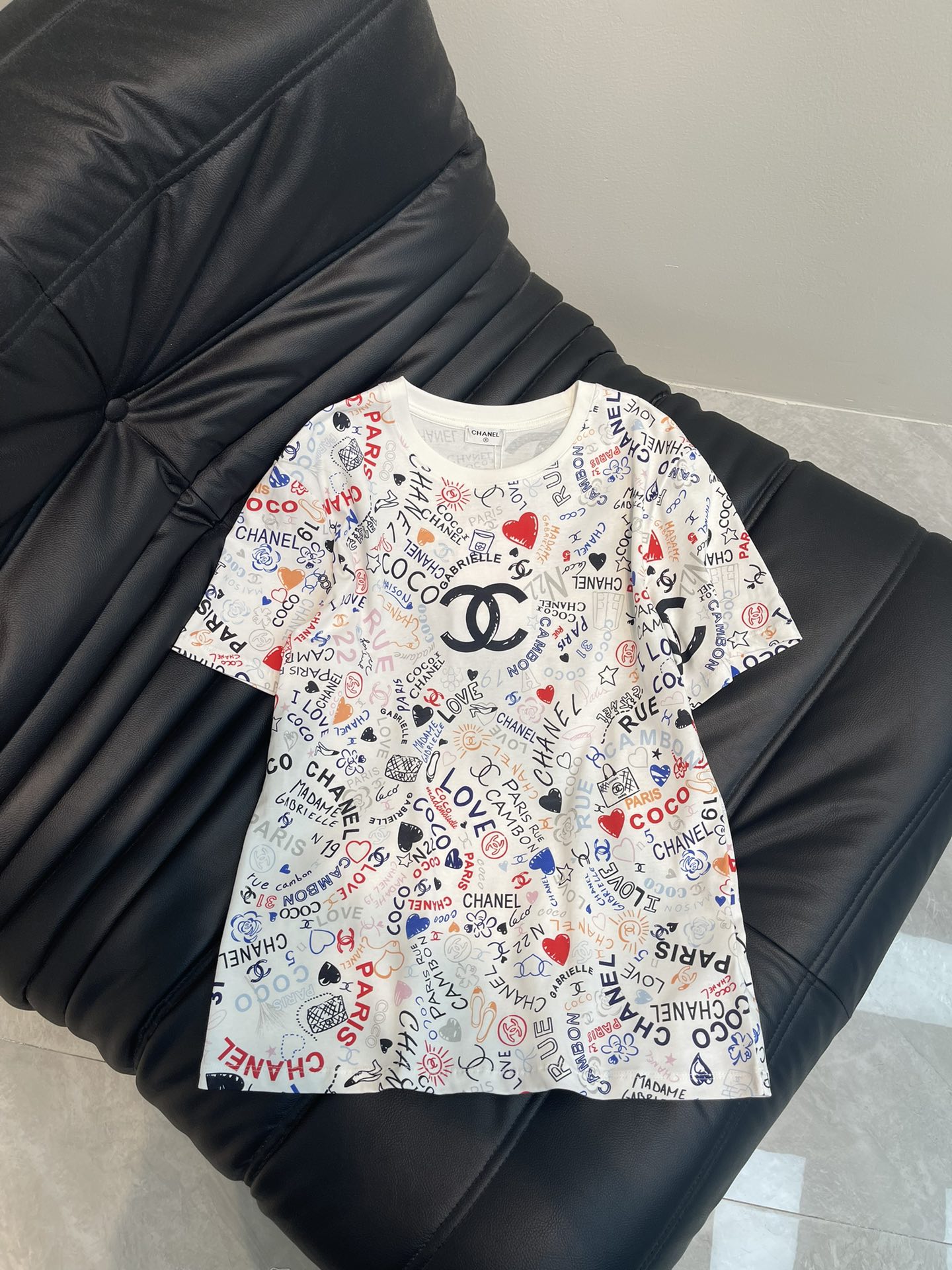 NO:322793,CHANE*25 spring and summer new full-body letter printed short-sleeved T-shirt, high-end imported pure cotton fabric, classic style versatile and not picky, and the upper body is very beautiful!  SML, chanel, T-shirt,tees, t-shirt,alexander wang19860909CHANE*25春夏新款全身字母印花短袖T恤,高级进口纯棉面料,经典版型百搭不挑人,上身非常漂亮！SML,,chanel,T-shirt,tees，t-shirt,alexander wang,Women's clothing