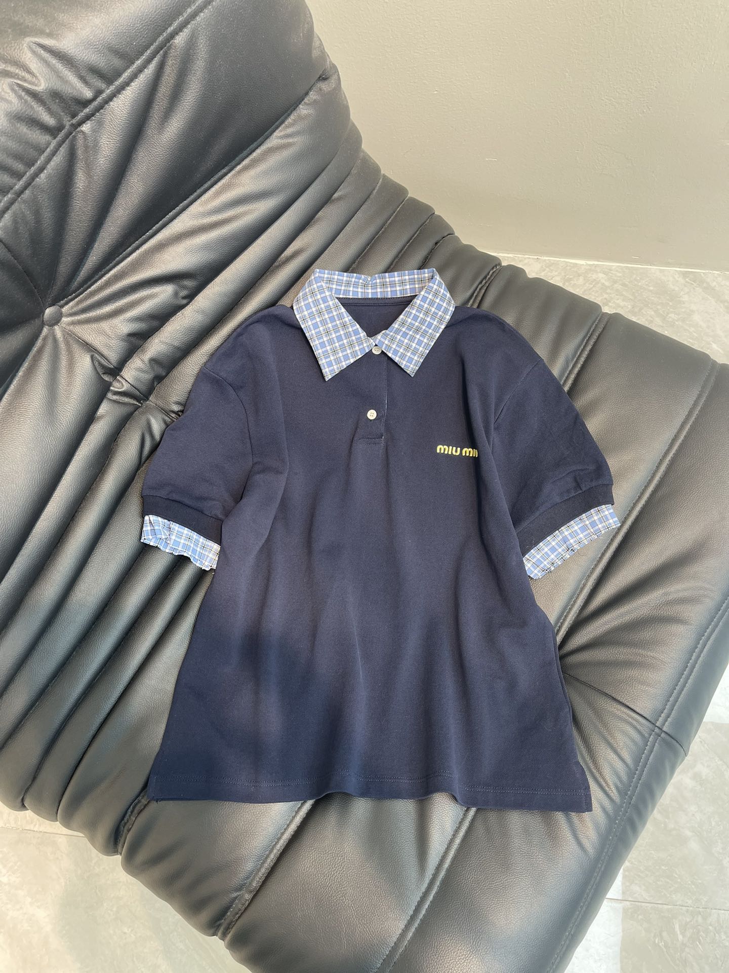 NO:322790,Miumi*25 spring and summer new plaid neck embroidered letter printed short-sleeved T-shirt, high-end imported pure cotton fabric, classic style versatile and not picky, and the upper body is very beautiful!  SML, miumiu, T-shirt,tees, t-shirt,alexander wang19860909Miumi*25春夏新款格子领刺绣字母印花短袖T恤,高级进口纯棉面料,经典版型百搭不挑人,上身非常漂亮！SML,,miumiu,T-shirt,tees，t-shirt,alexander wang,Women's clothing