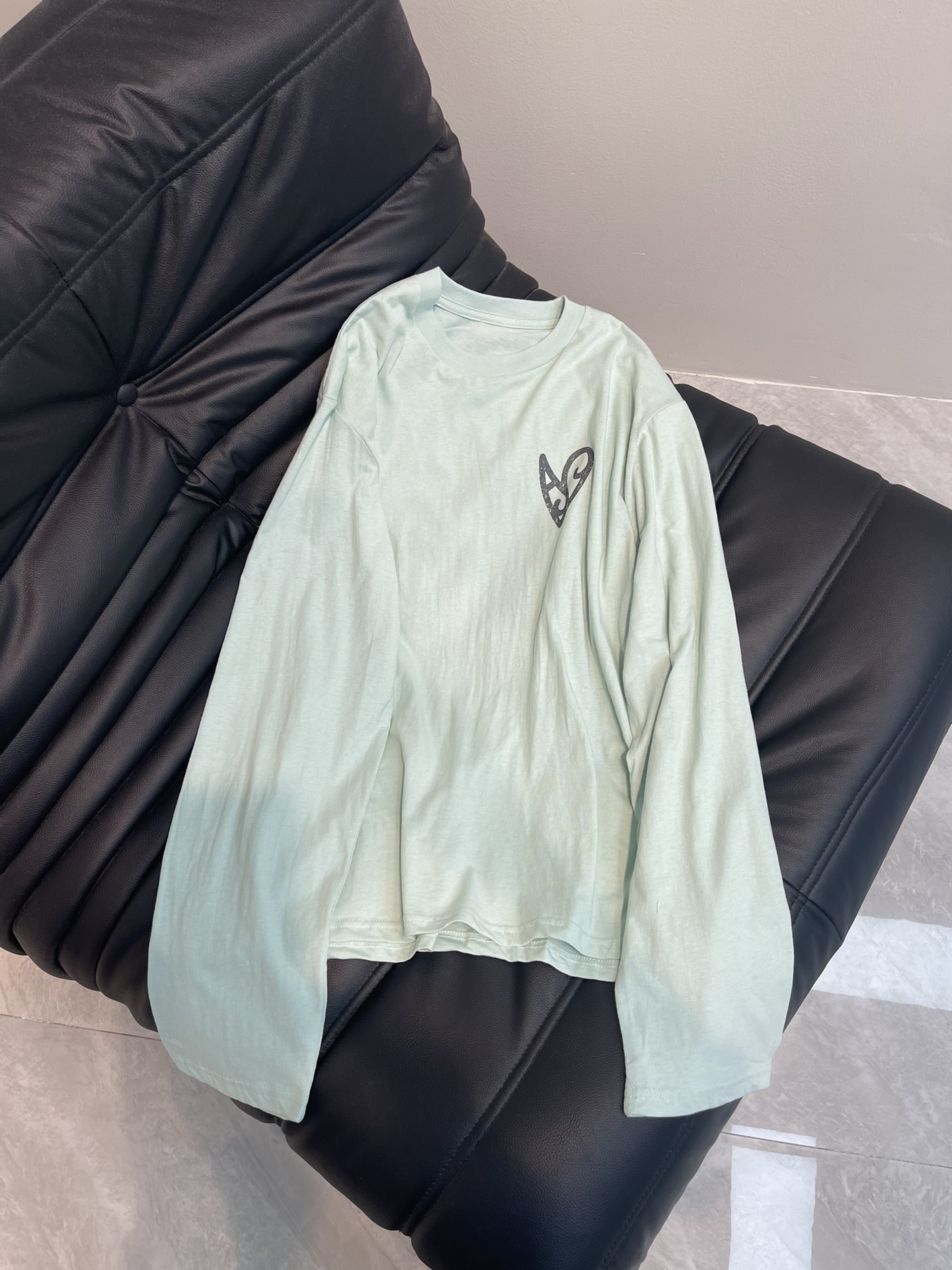 NO:323883,Acne Stu *25 new exquisite printed flocked long-sleeved T-shirt, high-end ink printing, high-order fabric, wide texture, contrasting color patterns, low-key and luxurious, age-reducing Girls' Generation!  A must-have artifact for white, rich and beautiful women!  The classic style is versatile and not picky. It is highly recommended to keep your own style!  Workmanship quality depends on details. SML AA,,acne studios,tees,t-shirt,alexander wang19860909Acne Stu *25新款精致印花植绒长袖T恤 高级水墨印花 高订面料 质感挺阔 撞色色系图案低调奢华 减龄少女时代！白富美必备神器！ 经典版型百搭不挑人 强烈推荐自留款！ 做工品质看细节 男女同款 SML AA,,acne studios,tees，t-shirt,alexander wang,Women's clothing