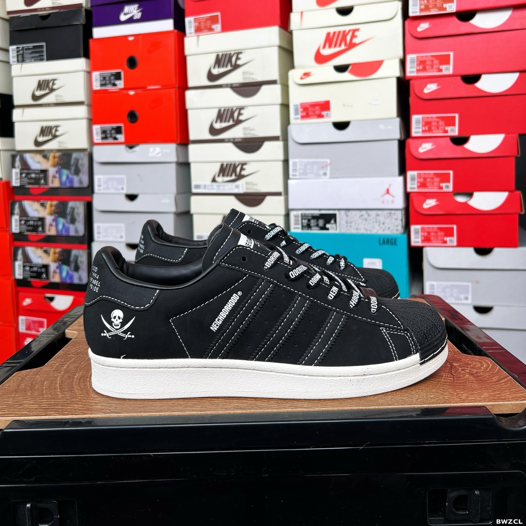 精品实拍YJ\n阿迪达斯 ADIDAS SUPERSTAR 三叶草经典贝壳头系列 新款休闲板鞋潮流男女士运动鞋 。鞋面柔软皮革材质 标志性的贝壳鞋头，锯齿三条纹，简约的线条。就连版型和比例，都在向年的鞋款致敬。可谓“形神兼备”的复刻。无论在哪，无论去哪，你或许都需要这样一双既舒适又时尚的鞋。JQ年问世于篮球场的adidas Superstar，集舒适与时尚于一身。这款经典鞋，缀低调图案，灵感源自公共交通地图。设计简约，旨在伴你出行。心动不如行动，系好鞋带，出发吧。\n\n货号：ID\n码数：-含半码