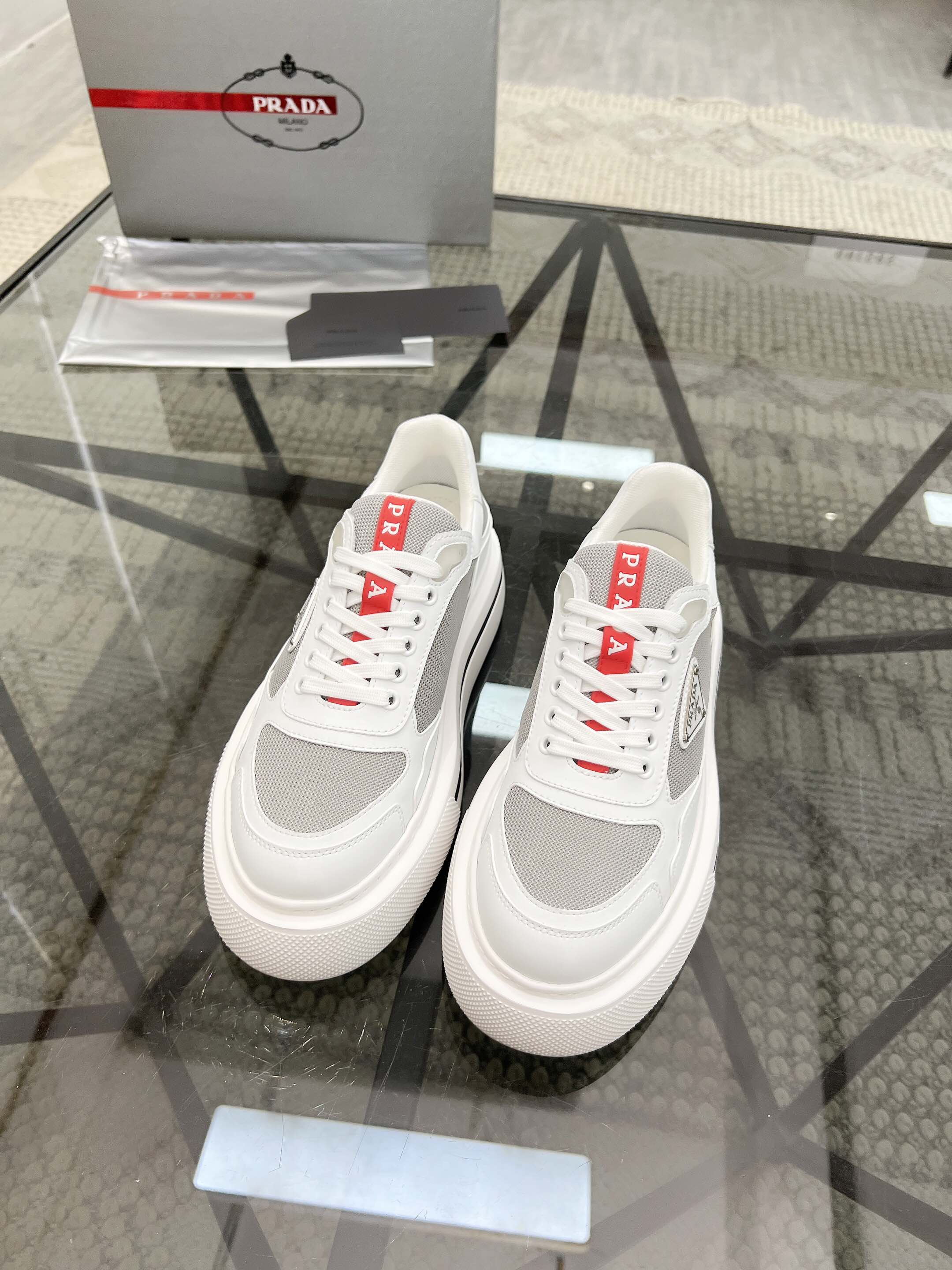 NO:222557,Brand P R A D A Color Original Color Pair Number 38-44 Customized 45.46 Price Material Prada New Product Original Single-Custom Low-top Casual Sports Shoes!  The upper is made of original cowhide with mesh lining. The original molded sole of cowhide is made of high quality, worth owning. Prada, prada, sneakers, cowhide19860909品牌P R A D A 颜色原版配色 码数38-44定做45.46 价格 材质普拉达新品原单货低帮休闲运动鞋！鞋面采用原版牛皮搭配网布内里 牛皮垫脚原版开模大底、高品质值得拥有,普拉达,prada,sneakers,cowhide,Men's shoes