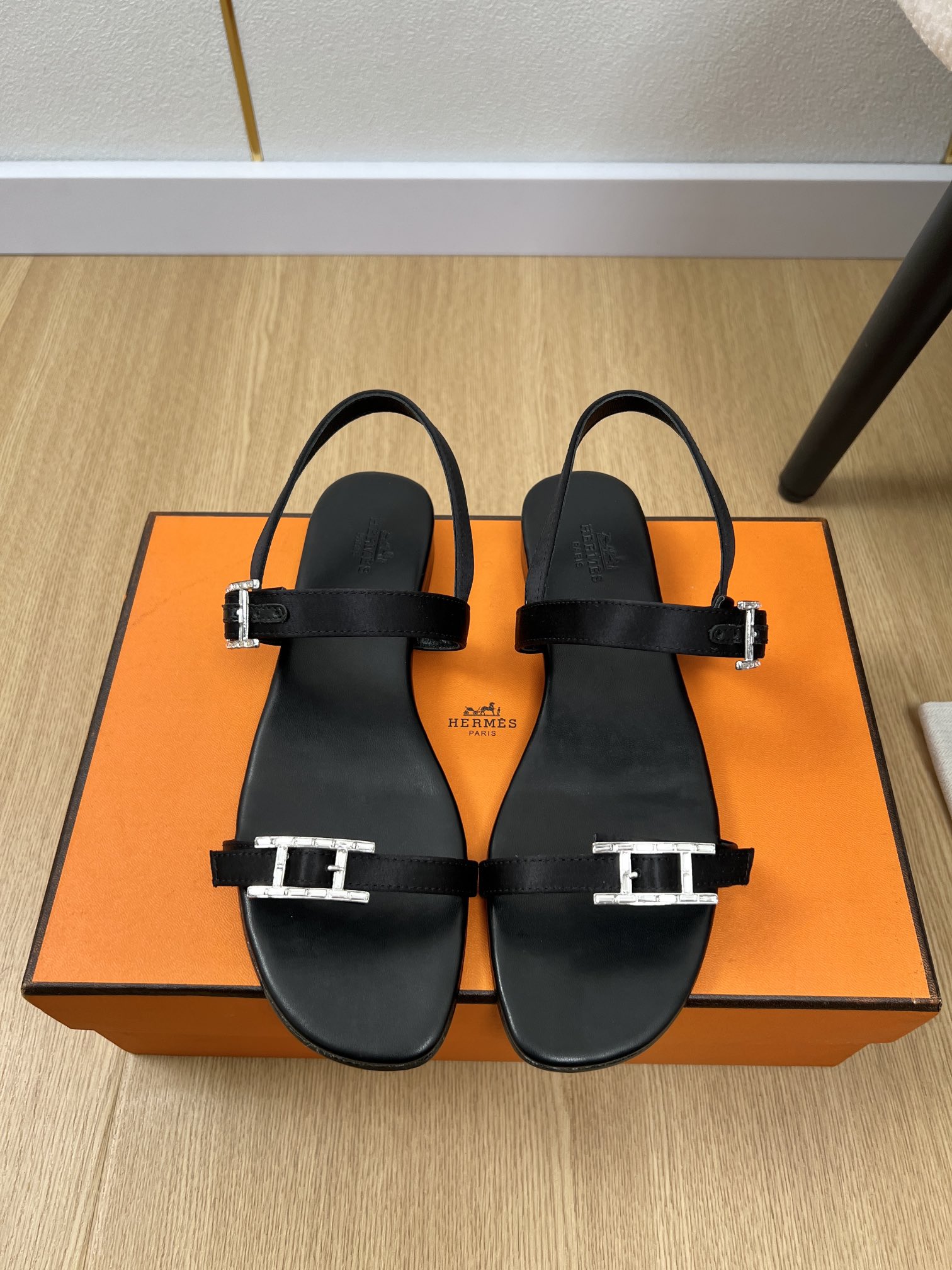 NO:259759,HERMES | H's latest show style Blingbling diamond buckle sandal series Recommended by major bloggers Recently I bought a pair of Hermes' hearts very simple. Diamond buckle sandals with diamond diamonds are still my favorite square diamonds. Sandals that are so popular recently & absolutely must-have diamonds for people to buy. In summer, I really need versatile slippers. It looks good no matter how you match it. It is easy to wear and easy to match and casual and high-end feel. It is also very comfortable to match. It is also very comfortable to match with various colored socks. It is very fashionable and beautiful. It looks very beautiful and versatile. Imported silk on the upper, inner sheepskin, outsole imported from Italy, leather outsole, heel height 1.5cm, size 35-42 (40.41.42 customization), sandals, hermes, hermes, sandals, slippers, sheepskin, real silk, Leather soles,socks19860909HERMES爱马仕| H家最新款走秀款Blingbling 钻扣涼鞋系列 各大博都主有荐推的 最近又买到了一双爱马仕心头好简简单单 又带钻钻的钻扣涼鞋还是我最爱的方钻 最近火到不行的凉鞋&绝对人手入必的钻扣凉鞋&夏天真的太需要百搭拖鞋了,怎么搭配都好看,好穿又好搭配随意且高级的感觉舒适度也很棒,搭配各种彩色袜子,潮爆了 超好看百搭 鞋面进口真丝 内里羊皮 大底意大利进口真皮大底 跟高1.5cm 码数35-42（40.41.42定制）,凉鞋,hermes,hermes,sandals,slippers,sheepskin,real silk,Leather soles,socks,Women's Shoes