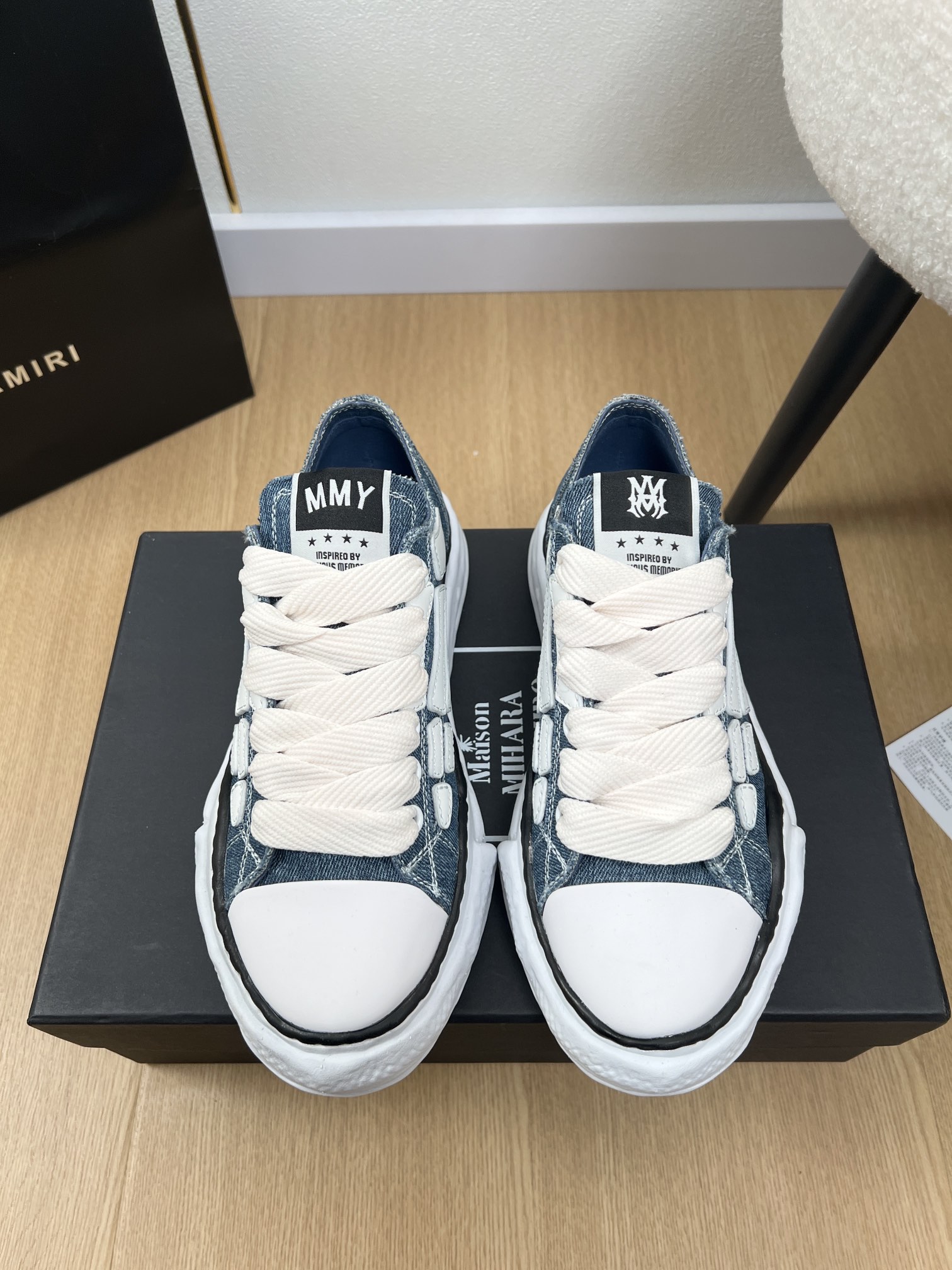 NO:259750,Couple style AMIRI×MMY bone shoes co-branded by Yasuhiro Mihara | 2025 Spring and Summer New Products 2025 Counter New Styles Hot Counter Styles Hot Mihara Yasuhiro Bone Shoes co-branded by canvas shoes series ~ This bone shoes co-branded by MMY has always been popular. The designer boldly conceived and combined with the trend of the times, perfectly released. Super comfortable and versatile, new sports style design is perfect. Many internet celebrities are wearing it. The favorite of sweet and cool girls. The irregular sole will look cute and delicate and casual, so that the look can reveal a touch of sweet and cool temperament... Upper Original custom imported Monica   cowhide inner Original custom imported canvas footbed imported canvas Outsole Original open molded steel stamp pU combination sole height 4.5cm Size number  Female 35-41 Male 38-46 (Female 40.41 Male 38.45.46 Customized), Casual Shoes/Sports Shoes, amiri, mmy, sneakers, cowhide19860909情侣款联名款 AMIRI×MMY骨头鞋联名三原康裕 | 2025 2025春夏新品 专柜新款爆款三原康裕骨头鞋联名款帆布鞋系列～ 这款 骨头鞋联名MMY一直热度不减 设计师大胆构思,结合时代潮流气息,完美出炉.超级舒适百搭、全新运动风格设计,堪称完美,超多网红明星在穿,甜酷女孩的最爱 不规则的大底会显得可爱又秀气随意的搭配,即可让造型透露出一丝甜酷气质…… 鞋面 原版定制进口莫尼卡布 牛皮 内里 原版定制进口帆布 垫脚 进口帆布 大底 原开模钢印pU组合大底 底高 4.5cm 码数 女35-41男38-46（女40.41男38.45.46定制）,休闲鞋/运动鞋,amiri,mmy,sneakers,cowhide,Women's Shoes