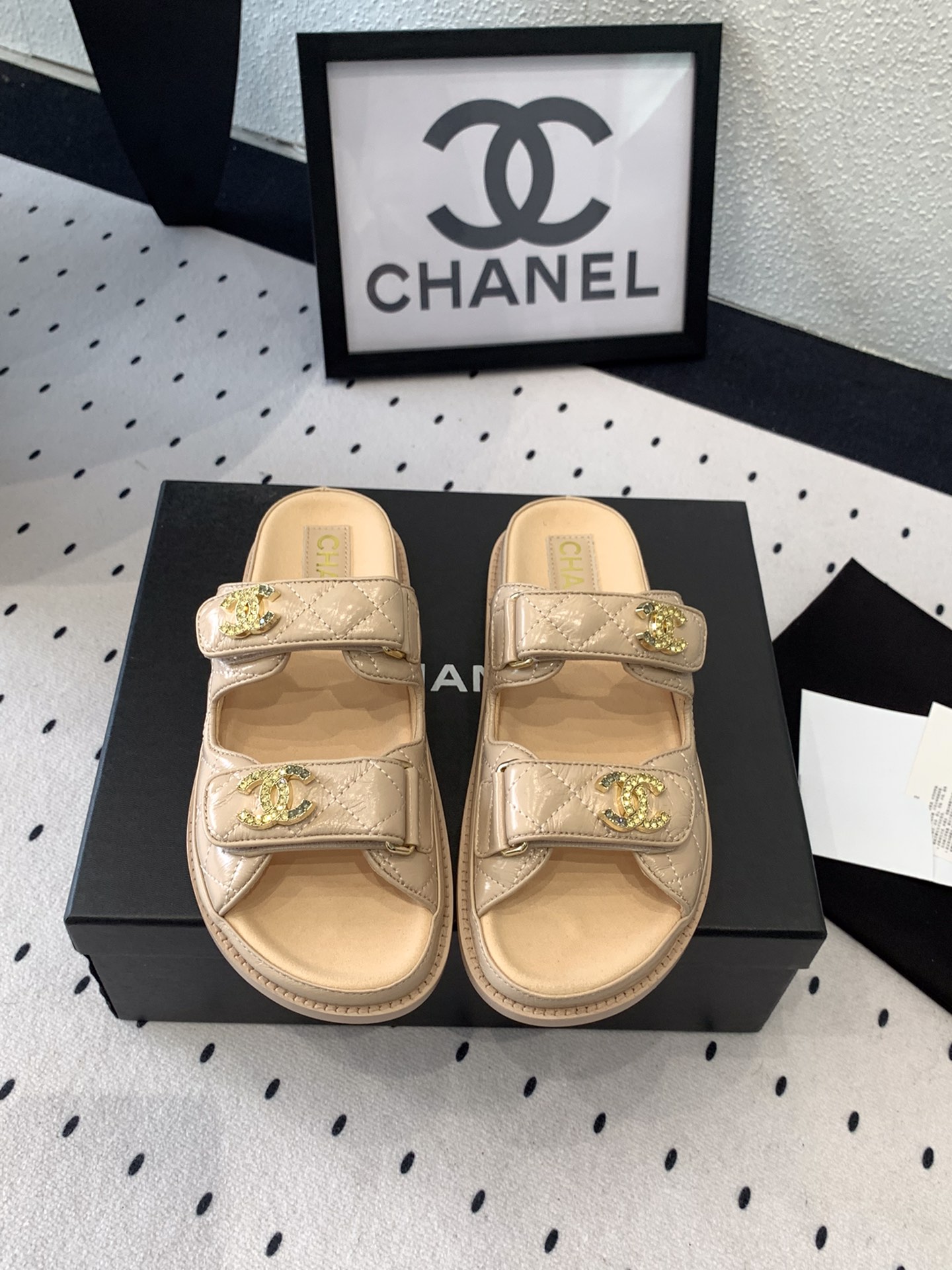 NO:247689,Chanel's new early spring beach shoes are simple universal and versatile artifacts. Major stars' feet. Original imported sheepskin upper imported sheepskin inner footbed. Original full-layer leather sole. Size35-40 (41 customized), slippers, sandals, chanel, sandals, slippers, sheepskin, Leather soles.19860909Chanel新款早春沙滩鞋简单的万能百搭神器各大明星上脚神器 原版进口羊皮鞋面进口羊皮内里垫脚 原版全层真皮大底Size35-40（41订做）,拖鞋凉鞋,chanel,sandals,slippers,sheepskin,Leather soles,Women's Shoes