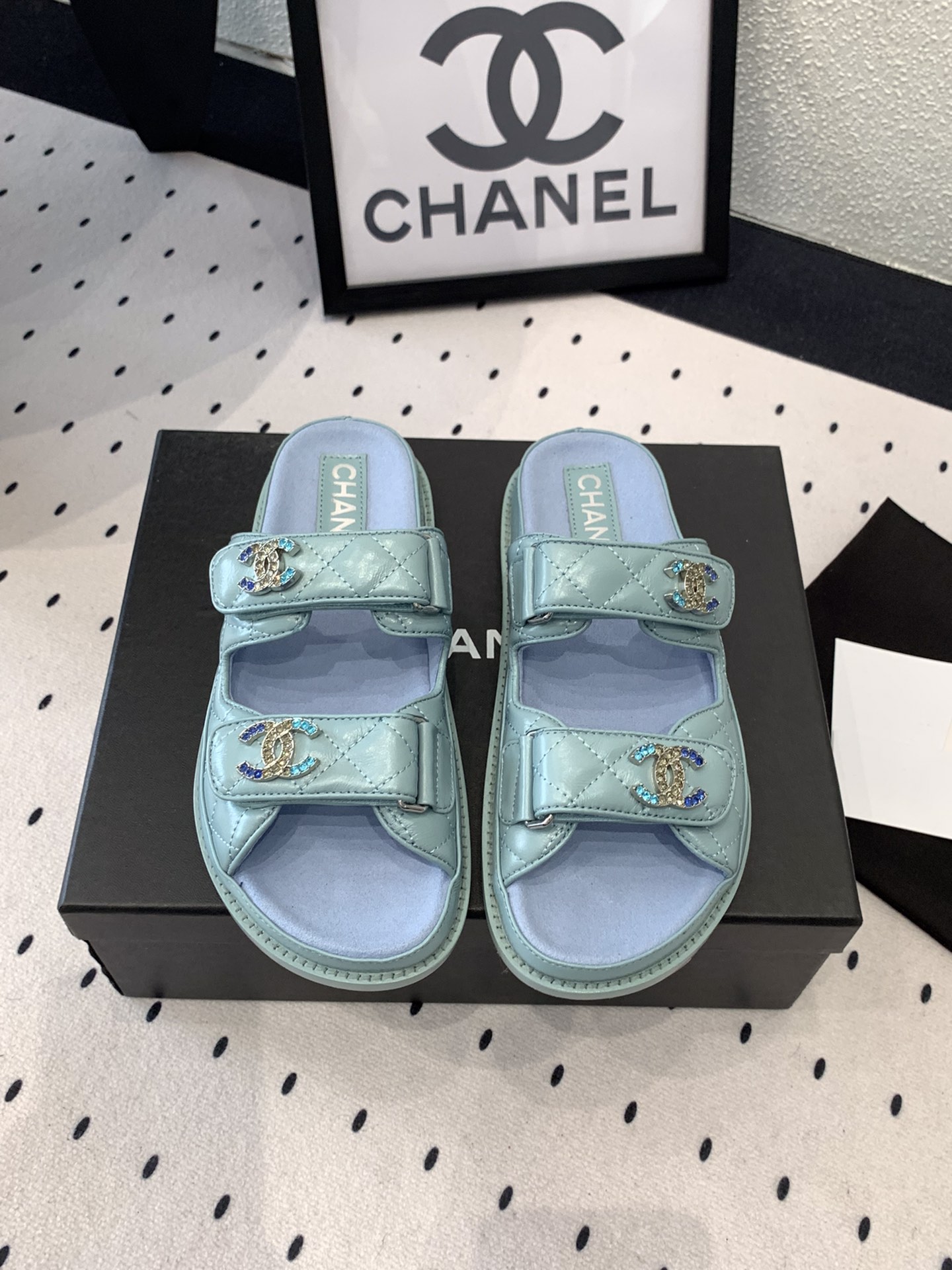 NO:247694,Chanel's new early spring beach shoes top version, simple universal and versatile artifact, major star footwear artifact, original imported sheepskin upper imported sheepskin inner footbed, original full-layer leather sole Size35-40 (41 customized), slippers, sandals, chanel, sandals, slippers, sheepskin, Leather soles19860909Chanel新款早春沙滩鞋顶级版本 简单的万能百搭神器各大明星上脚神器 原版进口羊皮鞋面进口羊皮内里垫脚 原版全层真皮大底Size35-40（41订做）,拖鞋凉鞋,chanel,sandals,slippers,sheepskin,Leather soles,Women's Shoes