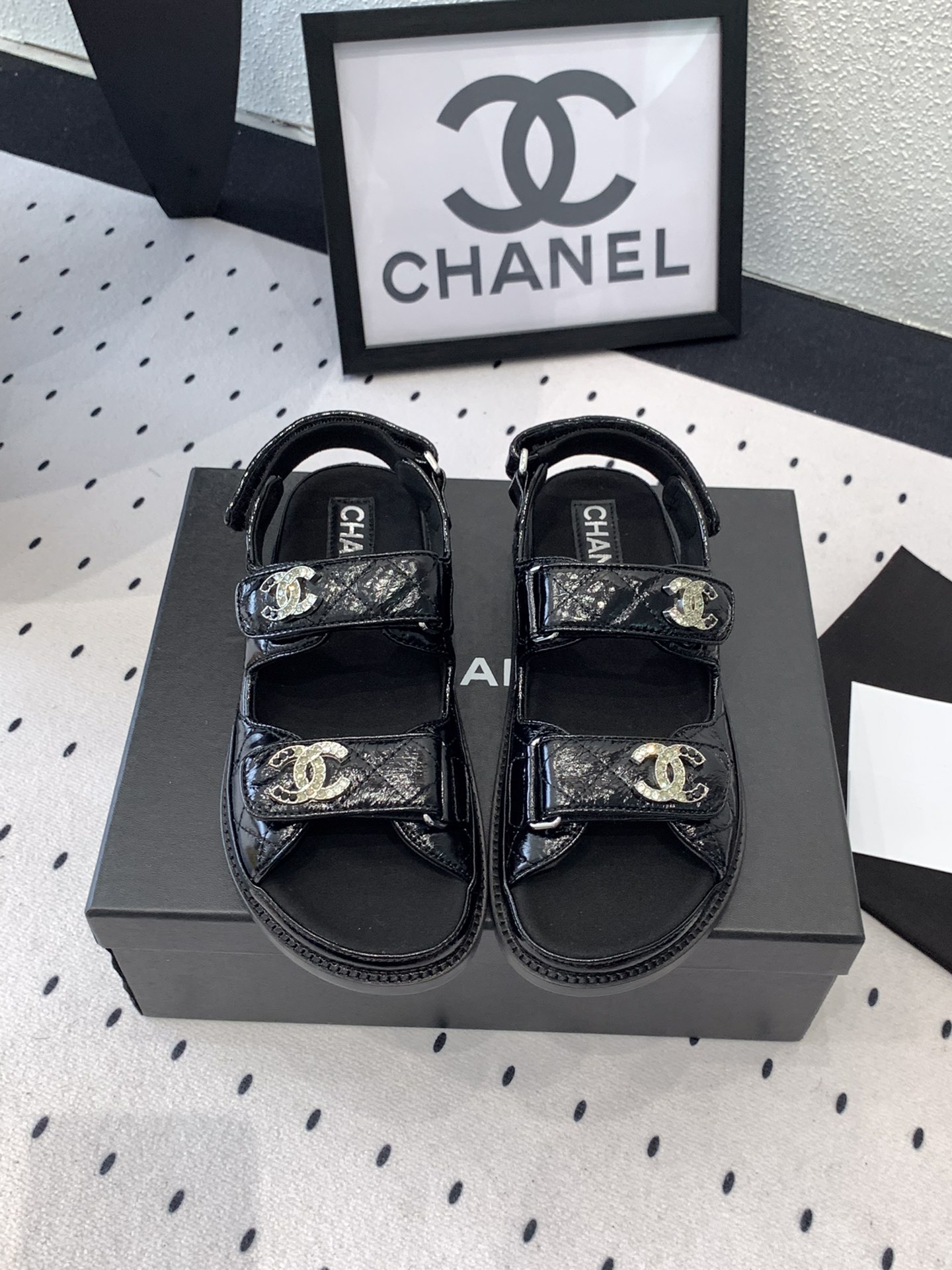NO:247706,Chanel's new early spring beach shoes top version, simple universal and versatile artifact, major star footwear artifact, original imported sheepskin upper imported sheepskin inner footbed, original full-layer leather sole Size35-40 (41 customized), slippers, sandals, chanel, sandals, slippers, sheepskin, Leather soles19860909Chanel新款早春沙滩鞋顶级版本 简单的万能百搭神器各大明星上脚神器 原版进口羊皮鞋面进口羊皮内里垫脚 原版全层真皮大底Size35-40（41订做）,拖鞋凉鞋,chanel,sandals,slippers,sheepskin,Leather soles,Women's Shoes