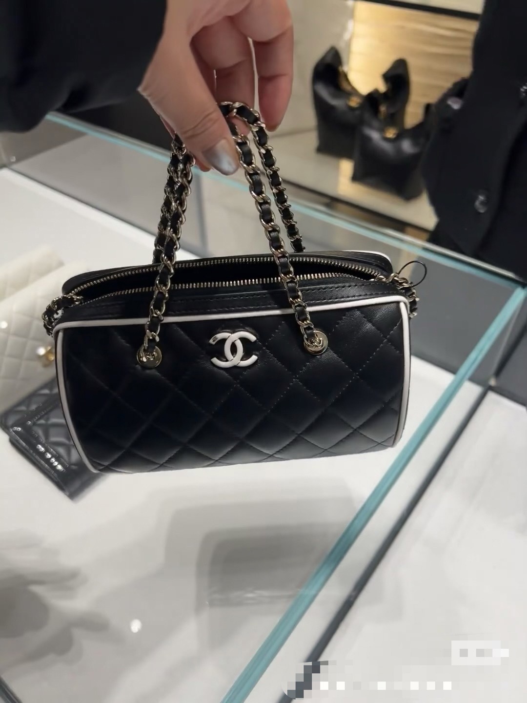 NO:186801,Exclusive shipment ohanel black with white edge Boston Chanel 25p bowling Boston!  Carrying a crossbody, capacity is not a problem, you can put it on both phones!  It is still very comfortable and durable, and the market is very obvious and popular, and it is estimated that it will be popular!  The small leather   removable chain is deeply loved by me, and the capacity is good. The removable chain of the leather ten is so cute. It is also light in weight. It has a super versatile promax phone with easy to put down. It has a lot of room!  Cun: 11.5*18.5*11cm, CHANEL, chanel, chanel19860909独家出货ohanel 黑配白边波士顿香奈儿 25p保龄球 波士顿！拎斜挎,容量不是问题,两部手机都能放！还是灰常舒适耐造,行情非常明显受众人喜欢,目测会火！小皮 可拆卸链条深得我心,容量也好 ,皮十可拆卸链条简直不要太爱、自重也比较轻超级百搭promax手机轻松放下还有很大空间！寸:11.5*18.5*11cm,CHANEL,chanel,chanel,Bag