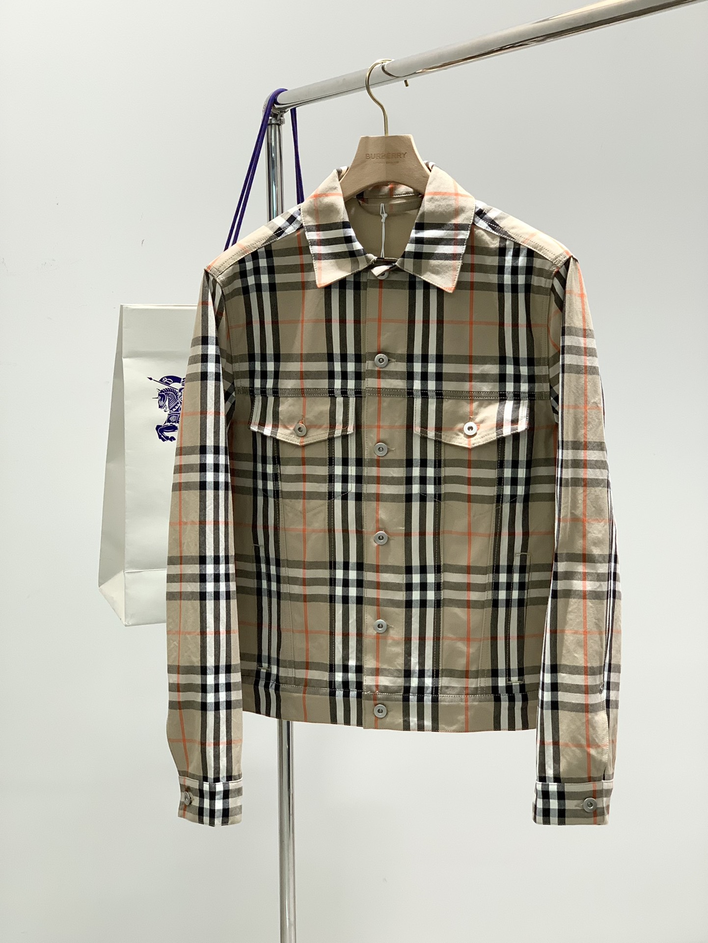 NO:127325,,Burberry Burberry, the latest spring products, the counter is available at the same time, original singles, fashionable casual jacket lapel jacket, imported original fabric, comfortable and breathable upper body, top printing craft letter pattern decoration logo, original hardware and auxiliary decoration, extremely high grade, comfortable and versatile, top body handsome, S-XL, burberry, burberry, jackets & coats, jackets & coats, alexander wang19860909,Burberry 巴宝莉,春季最新品,专柜同步有售,原单狠货,时尚休闲夹克翻领外套,进口原版面料,上身舒适透气,顶级印花工艺字母图案装饰logo,原版五金辅料装饰,档次极高,舒适百搭,上身帅气十足,码数S-XL,,burberry,burberry,jackets & coats,jackets & coats,alexander wang,Men's clothing