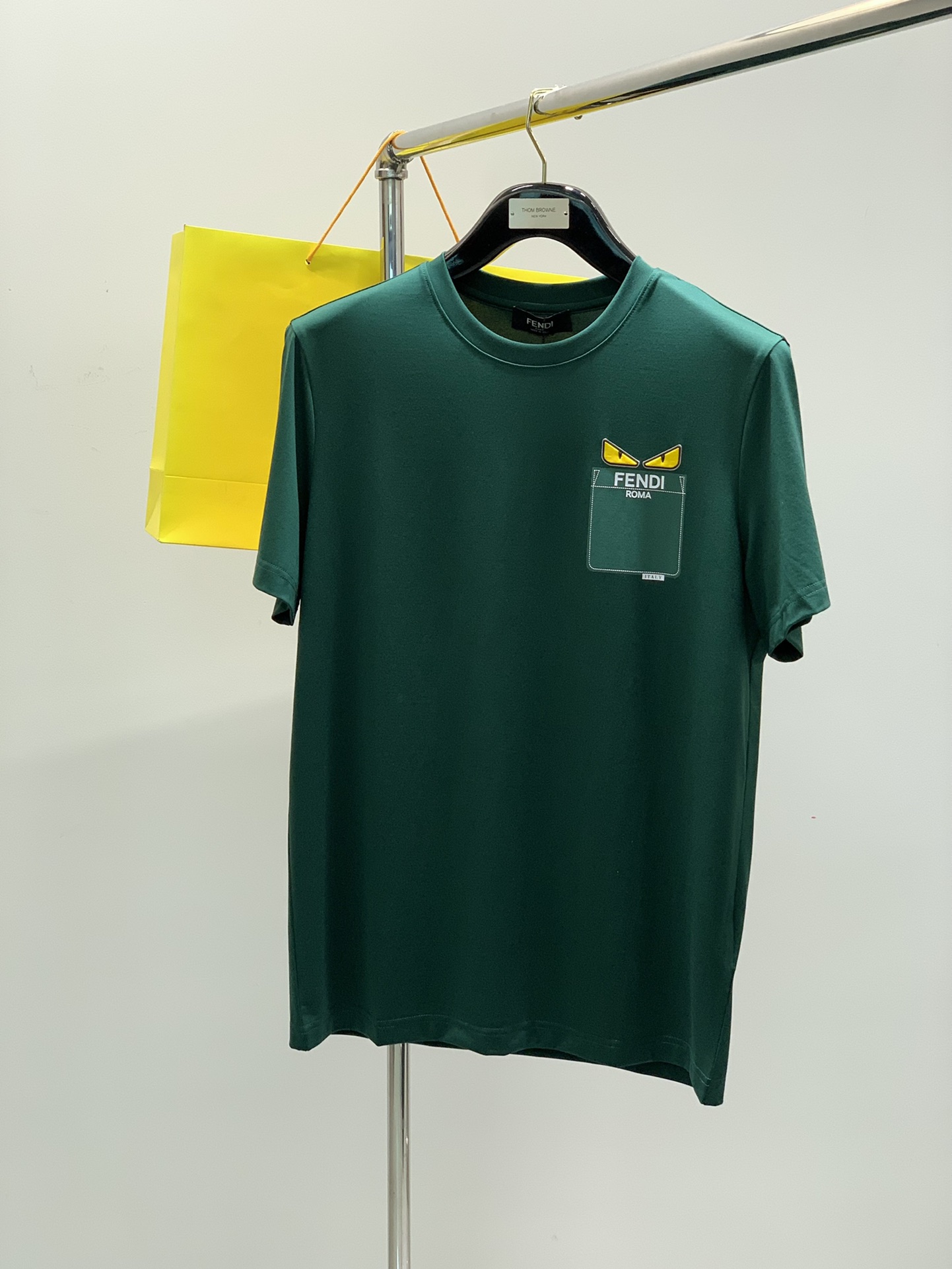 NO:420957,,FENDI Fendi, the latest summer products, special counters are available at the same time, original singles, casual and fashionable round neck short-sleeved T-shirt, imported original fabric, top-grade printing craft letter pattern logo, unique design, comfortable and breathable upper body, extremely high grade, handsome upper body, 3 colors recommendation, code number M-3XL,,fendi,fendi,T-shirt,tees,t-shirt,alexander wang19860909,FENDI 芬迪,夏季最新品,专柜同步有售,原单狠货,休闲时尚圆领短袖T恤,进口原版面料,顶级印花工艺字母图案logo,独特设计,上身舒适透气,档次极高,上身帅气十足,3色推荐,码数M-3XL,,fendi,fendi,T-shirt,tees，t-shirt,alexander wang,Men's clothing