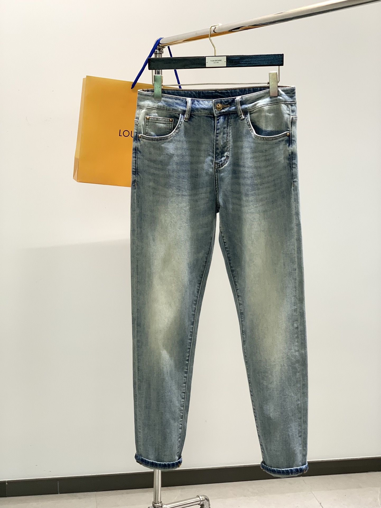 NO:142993,,Louis Vuitton, new spring style, special counters are available at the same time, original single product, washable casual jeans, imported original washing elastic fabric, comfortable and elastic, top-level printing craft letter pattern logo, original hardware accessories decoration, unique design, comfortable and breathable, handsome upper body, 29-38,,louis vuitton,louis vuitton,jeans,alexander wang19860909,LouisVuitton 路易威登,春季新款,专柜同步有售,原单狠货,水洗休闲牛仔裤,进口原版水洗弹力面料,舒适有弹性,顶级印花工艺字母图案logo,原版五金辅料装饰,独特设计,舒适透气,上身帅气十足,码数29-38,,louis vuitton,louis vuitton,jeans,alexander wang,Men's clothing