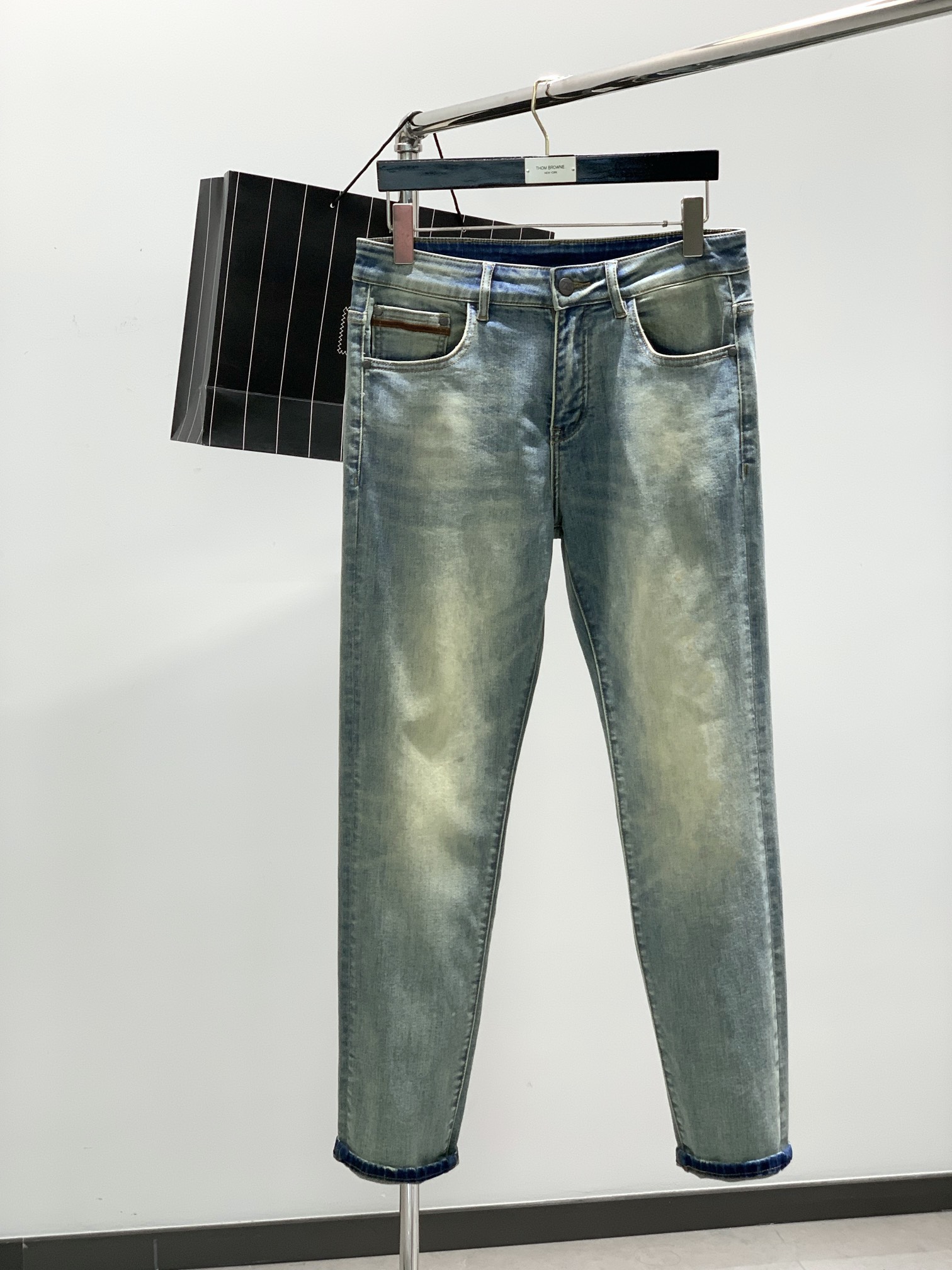 NO:143135,,Zegna Zegna, the latest spring products, the counter is available at the same time, original singles, fashionable and casual washing jeans, imported original fabric, comfortable and breathable upper body, simple and easy to match, top three-dimensional craft letter pattern decoration logo, original hardware and auxiliary materials decoration, extremely high grade, handsome and stylish upper body, 29-38, ,zegna, jeans, alexander wang19860909,Zegna 杰尼亚,春季最新品,专柜同步有售,原单狠货,时尚休闲水洗牛仔裤,进口原版面料,上身舒适透气,简约易搭配,顶级立体工艺字母图案装饰logo,原版五金辅料装饰,档次极高,上身帅气有型,码数29-38,,zegna,jeans,alexander wang,Men's clothing