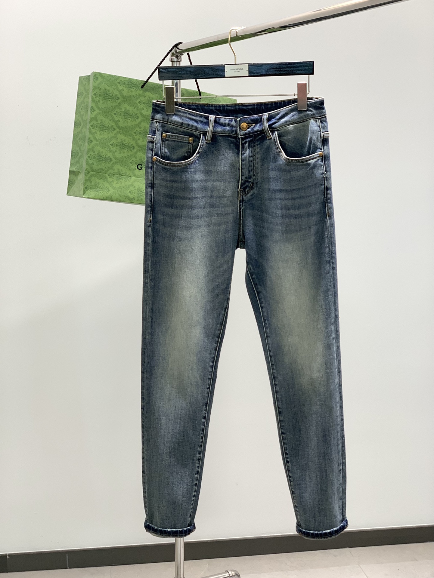 NO:143037,,GUCCI Gucci, the latest spring products, special counters are available at the same time, original singles, washable casual jeans, imported original washable elastic fabric, comfortable and elastic, unique design style, top-grade embroidery craft letter pattern logo, original hardware and auxiliary decoration, extremely high grade, handsome and stylish upper body, 29-38,,gucci,gucci,jeans,alexander wang19860909,GUCCI 古驰,春季最新品,专柜同步有售,原单狠货,水洗休闲牛仔裤,进口原版水洗弹力面料,舒适有弹性,独特设计风格,顶级刺绣工艺字母图案logo,原版五金辅料装饰,档次极高,上身帅气有型,码数29-38,,gucci,gucci,jeans,alexander wang,Men's clothing