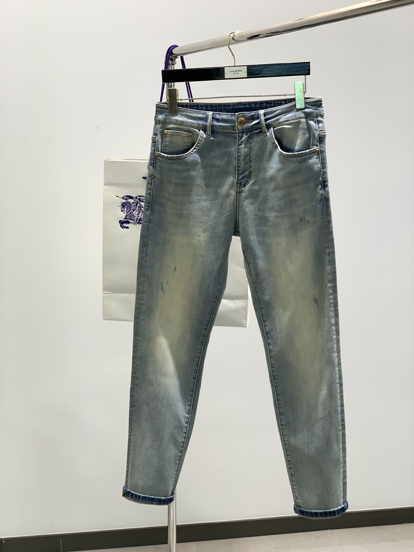 NO:143066,,Burberry Burberry, new spring products, official website counters are available at the same time, original singles, super stylish jeans, customized original washing denim fabric, unique design, metal pattern logo, original hardware and auxiliary decoration, extremely superior jeans, the materials and craftsmanship are extremely luxurious and exquisite, the grade is extremely high, the upper body is handsome and stylish, recommended, digits 29-38, ,burberry, burberry, jeans, alexander wang19860909,Burberry 巴宝莉,春季新品,官网专柜同步有售,原单狠货,超级有范儿的一款牛仔裤,定制原版水洗牛仔面料,独特设计,金属图案logo,原版五金辅料装饰,极为翘楚的一款牛仔裤,用料与工艺都极致奢华精湛,档次极高,上身帅气有型,推荐,码数29-38,,burberry,burberry,jeans,alexander wang,Men's clothing