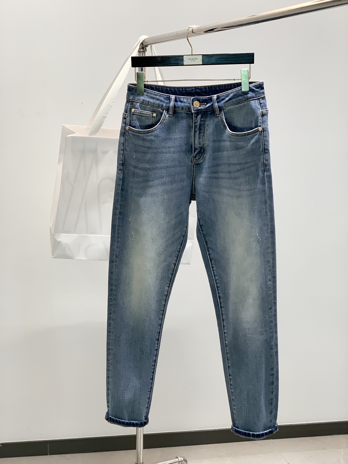 NO:143024,,Moncler cover, the latest spring products, the counter is available at the same time, original singles, fashionable and casual washing jeans, imported original washing fabric, top-grade embroidery craft letter pattern logo, original hardware accessories decoration, simple but not lacking in fashion, fashionable and handsome upper body, 29-38, christian louboutin,Moncler, jeans, alexander wang19860909,Moncler 蒙口,春季最新品,专柜同步有售,原单狠货,时尚休闲水洗牛仔裤,采用进口原版水洗面料,顶级刺绣工艺字母图案logo,原版五金辅料装饰,简单而不失时尚,上身时尚帅气,码数29-38,,christian louboutin,Moncler,jeans,alexander wang,Men's clothing