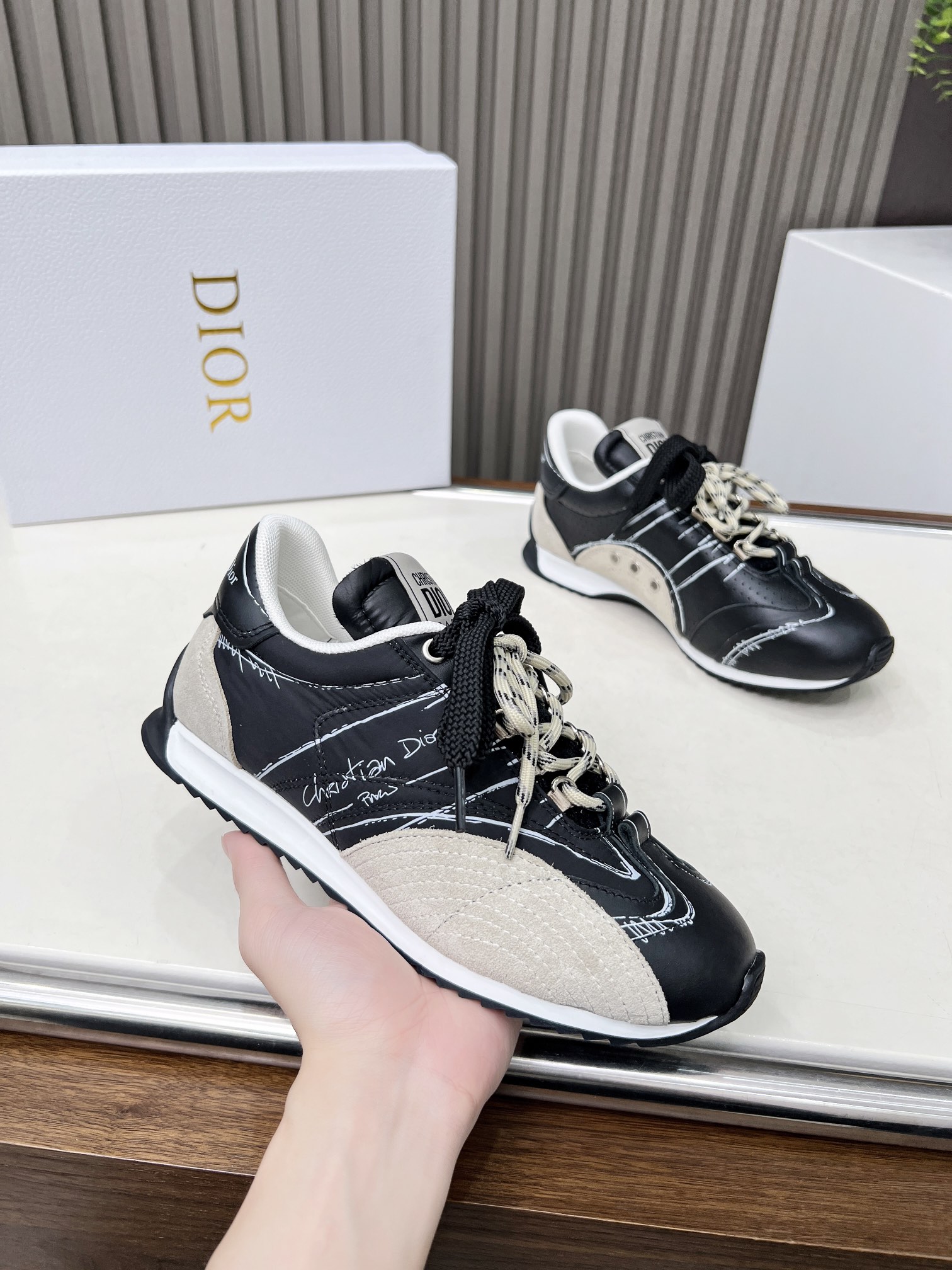 NO:235158,This D-Sketch sneakers were released in the 2025 spring and summer ready-to-wear series, highlighting the classic retro aesthetic. They are carefully crafted in black nylon and cowhide leather, decorated with printed logos inspired by the shoe production stage, paired with beige suede cowhide leather inserts and pair of shoelaces. The side is decorated with a handwritten Christian Dior Paris logo, and the heel and tongue are decorated with Christian Dior Paris logo inserts and signs. The paired with a two-color slim rubber sole makes it more refined and adds a high-order temperament to various casual looks. Price.00 Size 35~41 Colors black, white, gold and silver, casual shoes/sports, dior, dior, sneakers, cowhide19860909这款 D-Sketch 运动鞋于迪奥二零二五春夏成衣系列发布秀精彩亮相,彰显经典的复古美学.采用黑色尼龙和牛皮革精心制作,饰以灵感源自鞋履制作阶段的印花标志,搭配米色绒面牛皮革镶片和双鞋带.侧面饰以手写风格的Christian Dior Paris标志,鞋跟和鞋舌点缀以Christian Dior Paris标志镶片和标牌.搭配双色纤薄橡胶鞋底更显精致,可为各式休闲造型增添高订气质. 价格.00  码数35~41 颜色黑 白 金 银,休闲鞋/运动鞋,dior,dior,sneakers,cowhide,Women's Shoes