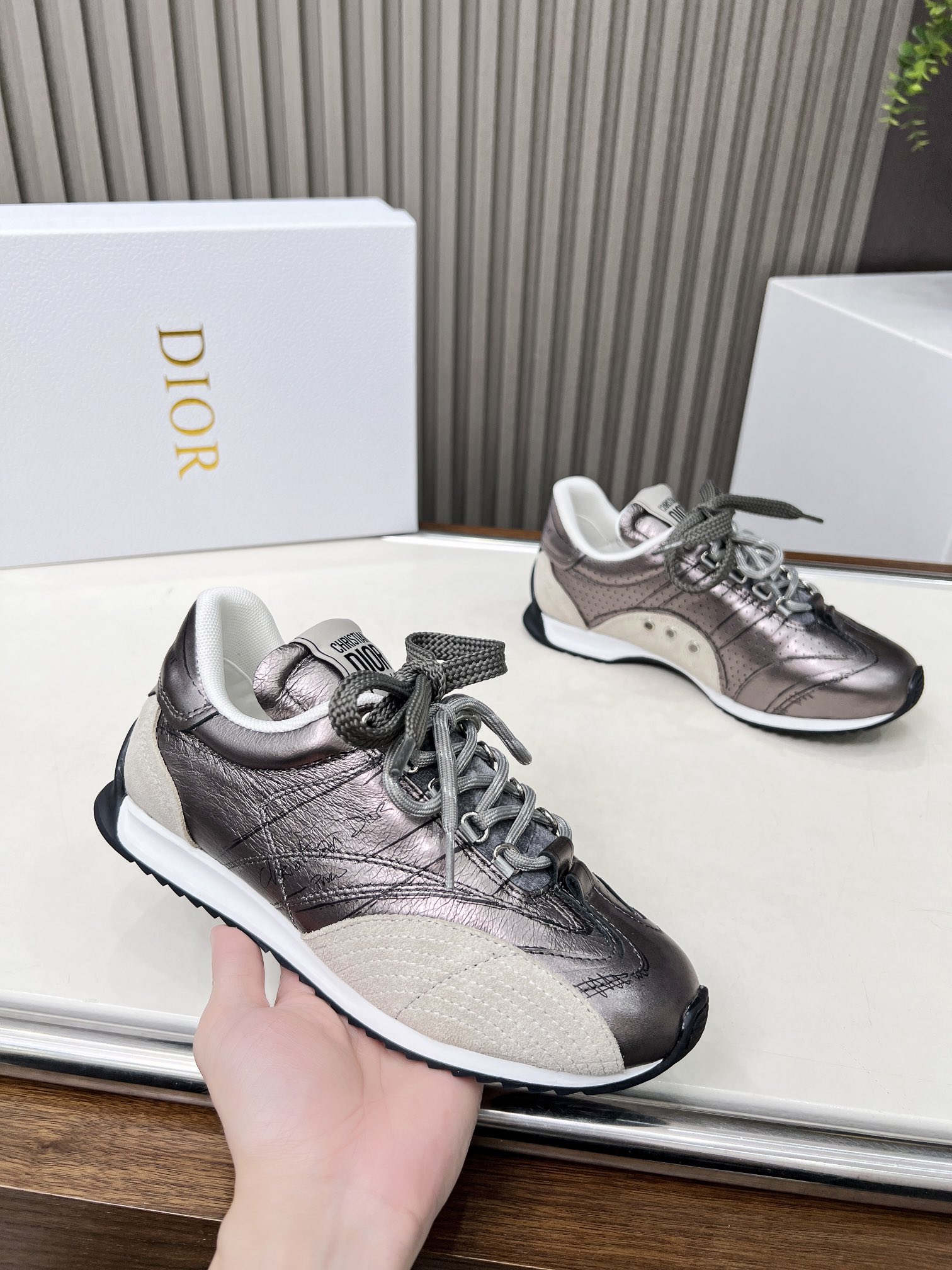 NO:235154,This D-Sketch sneakers are a new product in the spring and summer 2025 ready-to-wear series, highlighting the classic retro aesthetic. They are carefully crafted from materials such as silver-toned pleated sheepskin leather and silver-toned layered cowhide leather, and are decorated with printed logos inspired by the shoe production stage, paired with beige suede cowhide leather inserts and pairs of shoelaces. The sides are decorated with handwritten Christian Dior Paris logos, and the heel and tongue are decorated with Christian Dior Paris logo inserts and signs. Paired with a two-color slim rubber sole, it makes it more refined and can add a high-order temperament to various casual looks. Price Number 35~41 Colors Black, White, Gold, Silver, Casual Shoes/Sneakers, Dior, Sneakers, cowhide, sheepskin19860909这款D-Sketch 运动鞋是二零二五春夏成衣系列新品,彰显经典的复古美学.采用银色调褶皱羊皮革和银色调叠层牛皮革等材质精心制作,饰以灵感源自鞋履制作阶段的印花标志,搭配米色绒面牛皮革镶片和双鞋带.侧面饰以手写风格的Christian Dior Paris 标志,鞋跟和鞋舌点缀以Christian Dior Paris 标志镶片和标牌.搭配双色纤薄橡胶鞋底更显精致,可为各式休闲造型增添高订气质. 价格 码数35~41 颜色黑 白 金 银,休闲鞋/运动鞋,dior,sneakers,cowhide,sheepskin,Women's Shoes