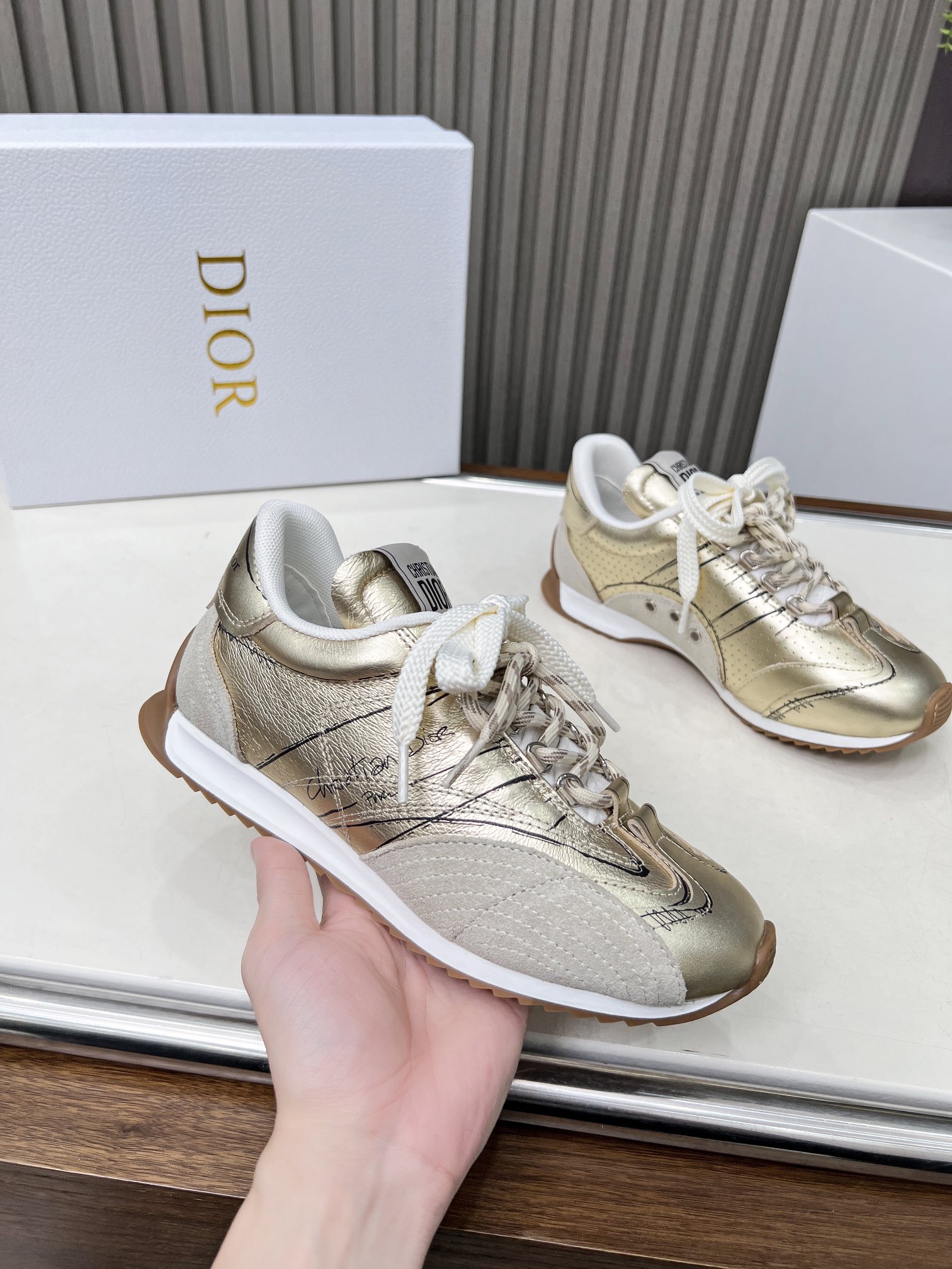 NO:235278,Gold and silver sneakers are released in the 2025 spring and summer ready-to-wear series, highlighting the classic retro aesthetic. They are carefully crafted in white nylon and cowhide leather, decorated with printed logos inspired by the shoe production stage, paired with beige suede cowhide leather inserts and pair of shoelaces. The side is decorated with handwritten Christian Dior Paris logo, and the heel and tongue are decorated with Christian Dior Paris logo inserts and signs. Paired with two-color slim rubber sole, it makes it more refined and can add a high-order temperament to various casual styles. Size 35~41 Colors black, white, gold and silver, casual shoes/sports, dior, dior, sneakers, cowhide19860909出.金色银色这款 D-Sketch 运动鞋于迪奥二零二五春夏成衣系列发布秀精彩亮相,彰显经典的复古美学.采用白色尼龙和牛皮革精心制作,饰以灵感源自鞋履制作阶段的印花标志,搭配米色绒面牛皮革镶片和双鞋带.侧面饰以手写风格的Christian Dior Paris标志,鞋跟和鞋舌点缀以Christian Dior Paris标志镶片和标牌.搭配双色纤薄橡胶鞋底更显精致,可为各式休闲造型增添高订气质. 码数35~41 颜色黑 白 金 银,休闲鞋/运动鞋,dior,dior,sneakers,cowhide,Women's Shoes