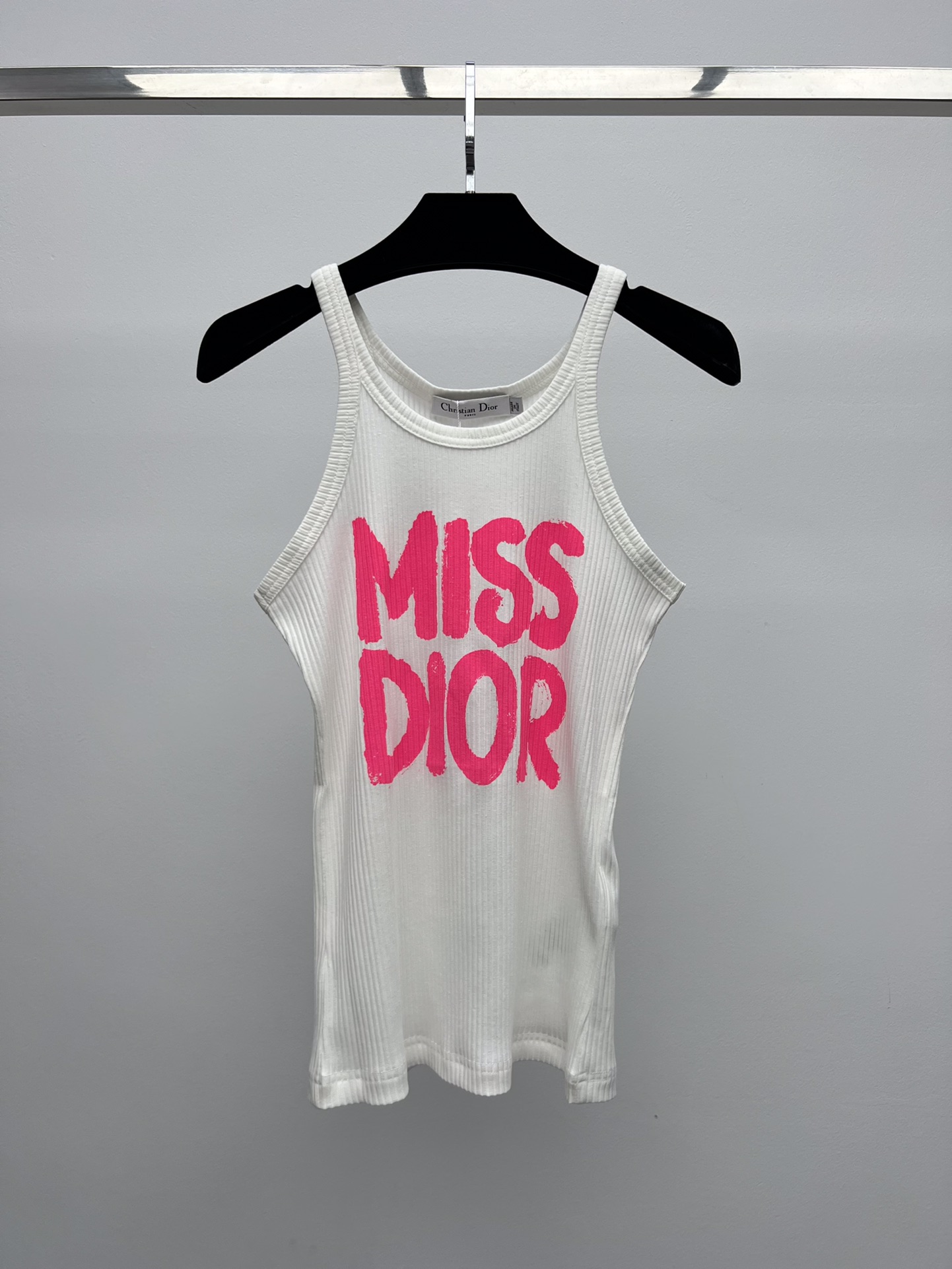 Dio*粉色字母印花背心
这款白色棉质罗纹针织背心来自 Miss Dior 限定系列
饰以亮粉色 Mis