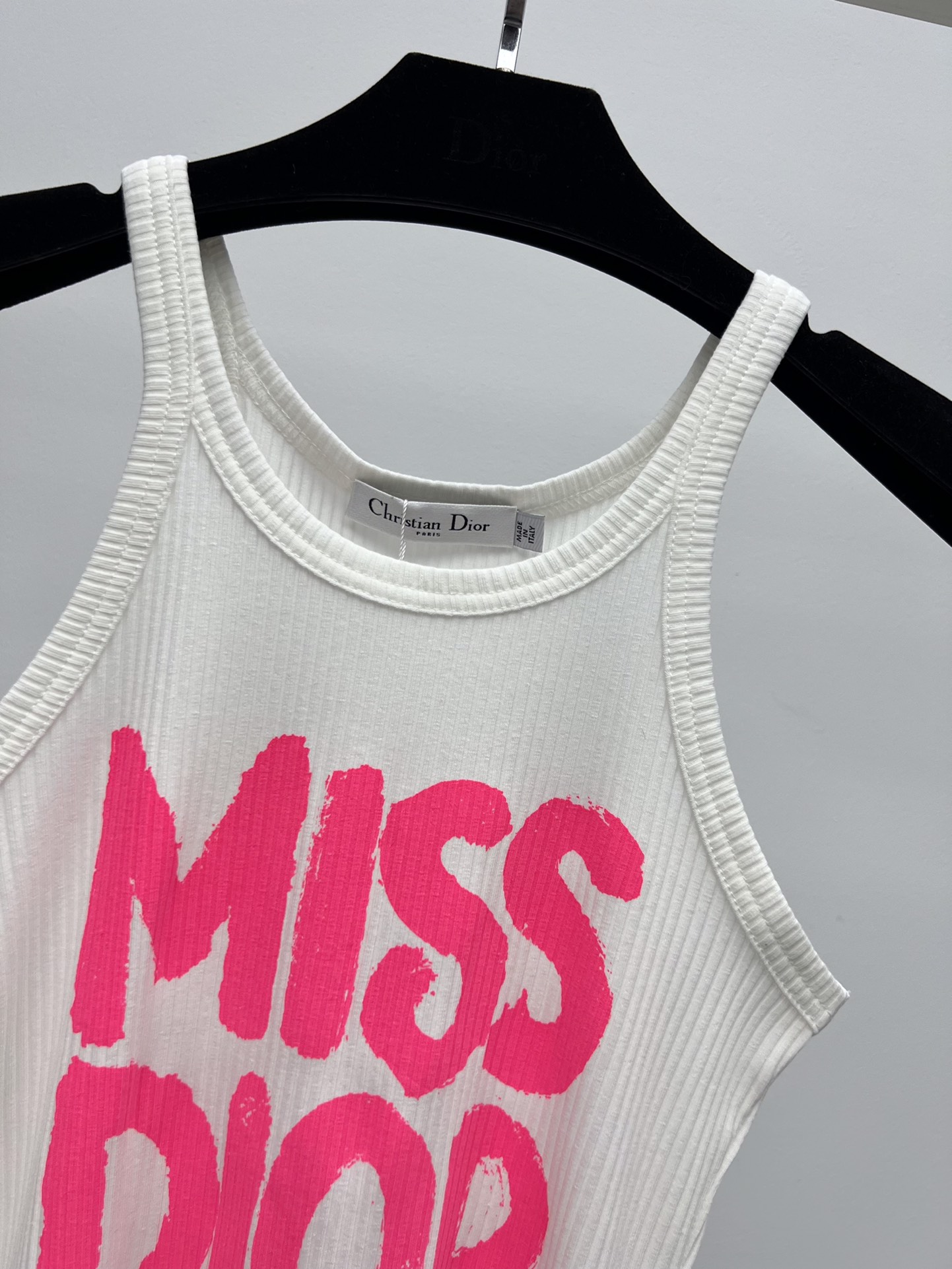 Dio*粉色字母印花背心
这款白色棉质罗纹针织背心来自 Miss Dior 限定系列
饰以亮粉色 Mis