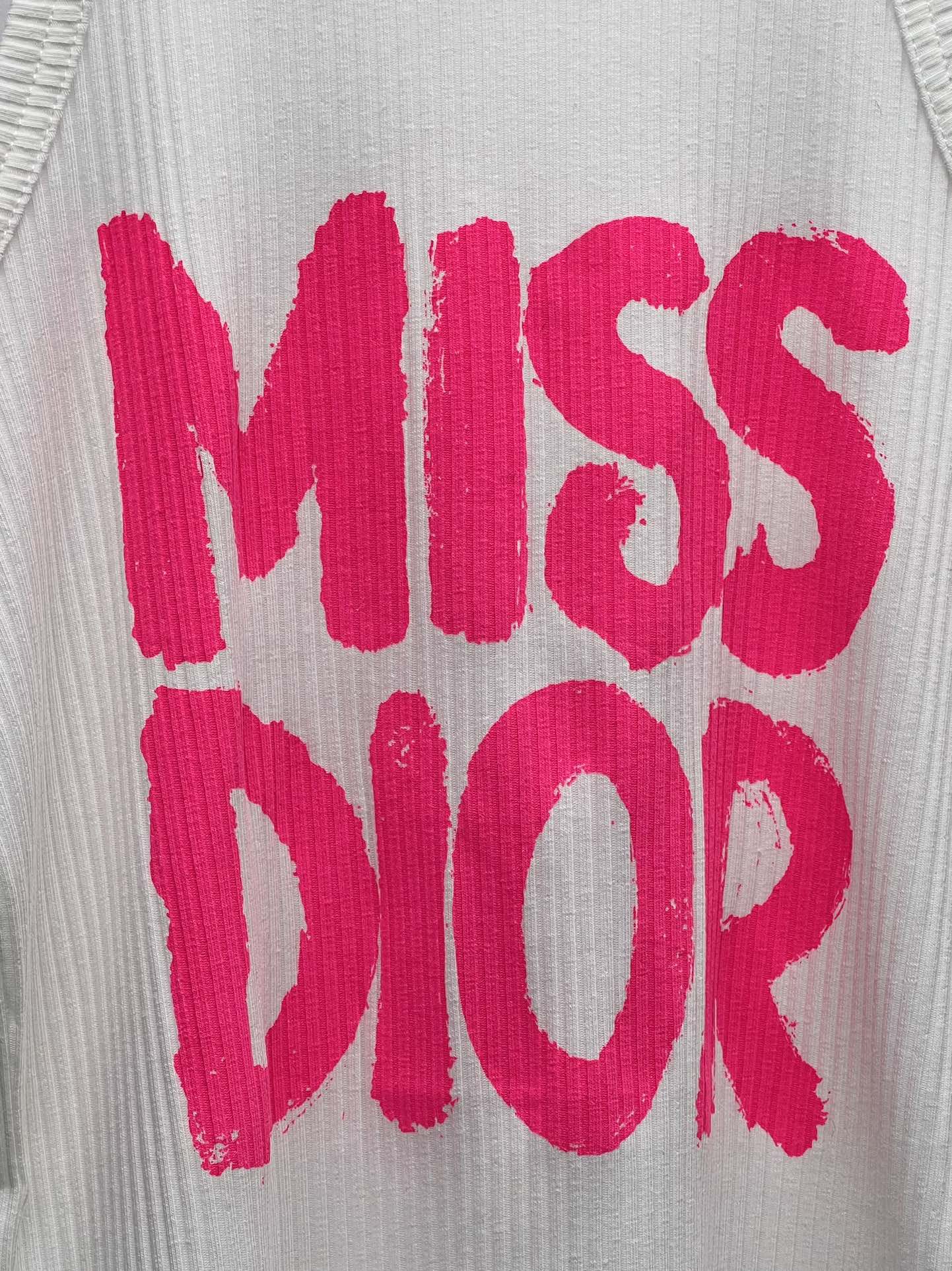 Dio*粉色字母印花背心
这款白色棉质罗纹针织背心来自 Miss Dior 限定系列
饰以亮粉色 Mis