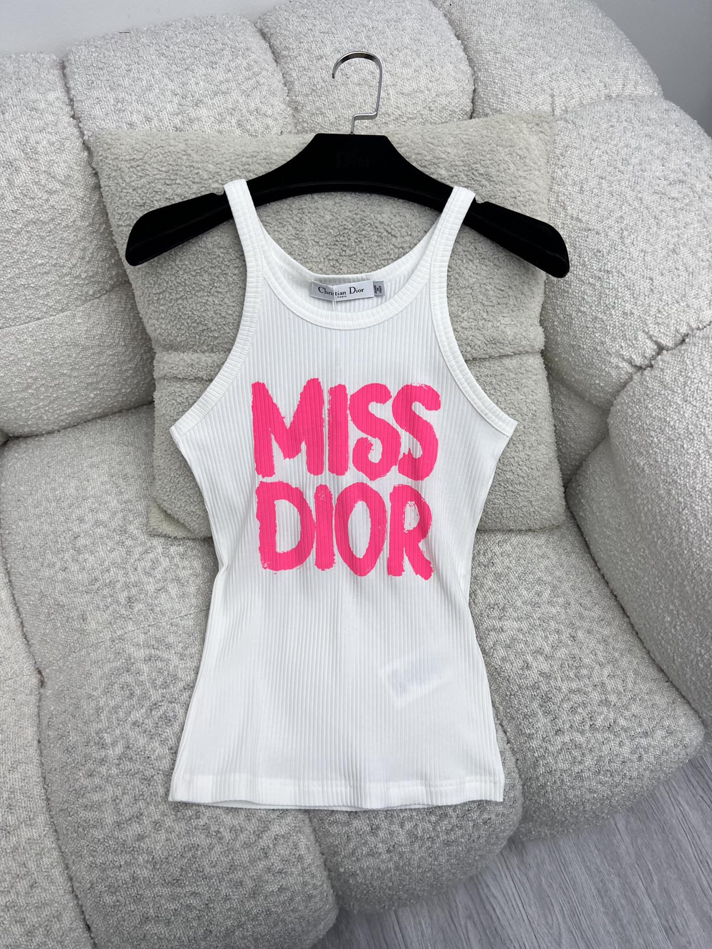 Dio*粉色字母印花背心
这款白色棉质罗纹针织背心来自 Miss Dior 限定系列
饰以亮粉色 Mis
