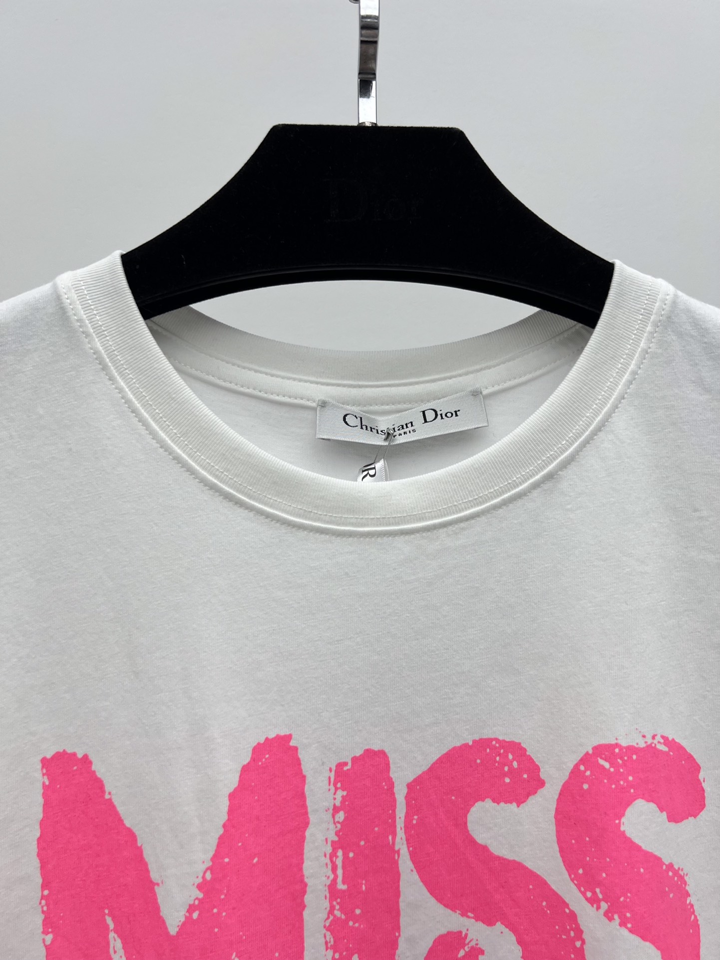  𝘿𝙞𝙤* 粉色字母印花t恤
这款白色棉质平纹针织 T 恤来自 Miss Dior 限定系列
饰以亮粉色