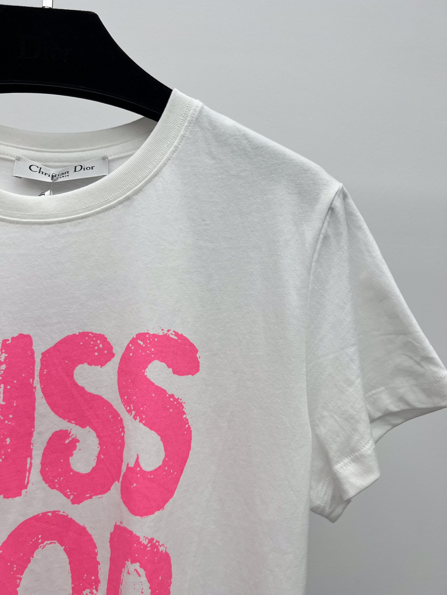  𝘿𝙞𝙤* 粉色字母印花t恤
这款白色棉质平纹针织 T 恤来自 Miss Dior 限定系列
饰以亮粉色