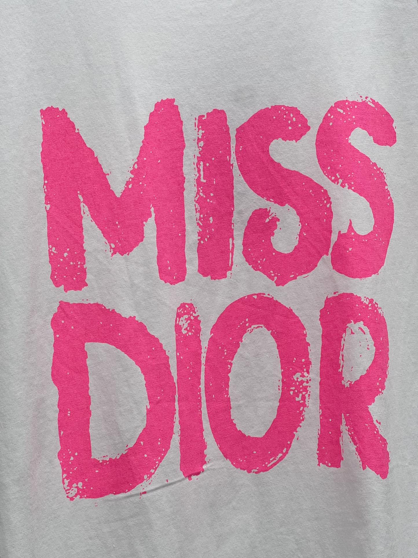  𝘿𝙞𝙤* 粉色字母印花t恤
这款白色棉质平纹针织 T 恤来自 Miss Dior 限定系列
饰以亮粉色
