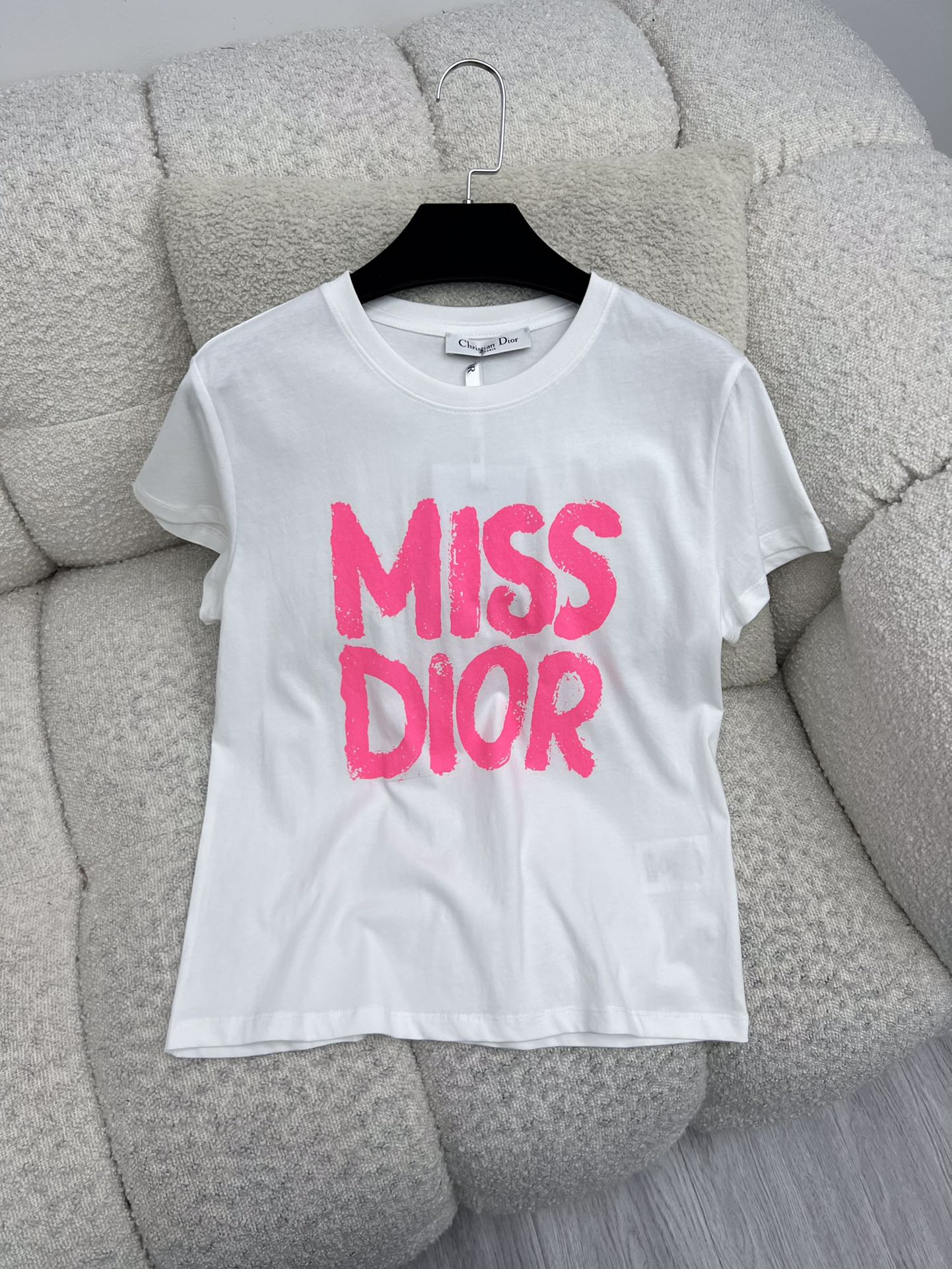  𝘿𝙞𝙤* 粉色字母印花t恤
这款白色棉质平纹针织 T 恤来自 Miss Dior 限定系列
饰以亮粉色