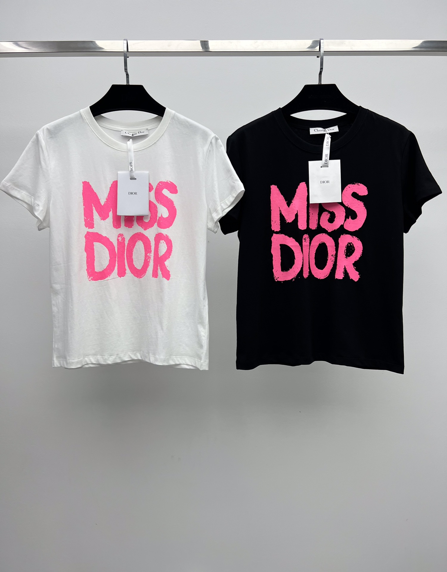  𝘿𝙞𝙤* 粉色字母印花t恤
这款白色棉质平纹针织 T 恤来自 Miss Dior 限定系列
饰以亮粉色