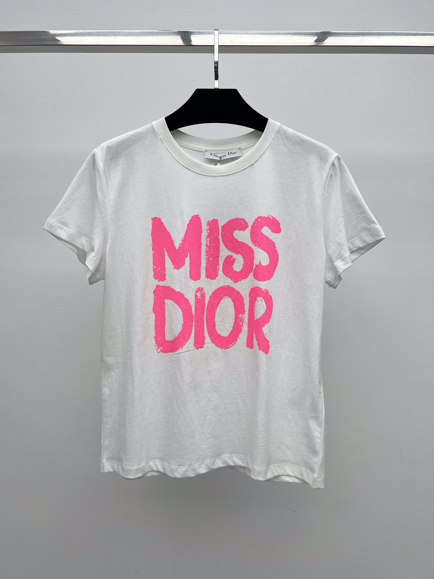  𝘿𝙞𝙤* 粉色字母印花t恤
这款白色棉质平纹针织 T 恤来自 Miss Dior 限定系列
饰以亮粉色