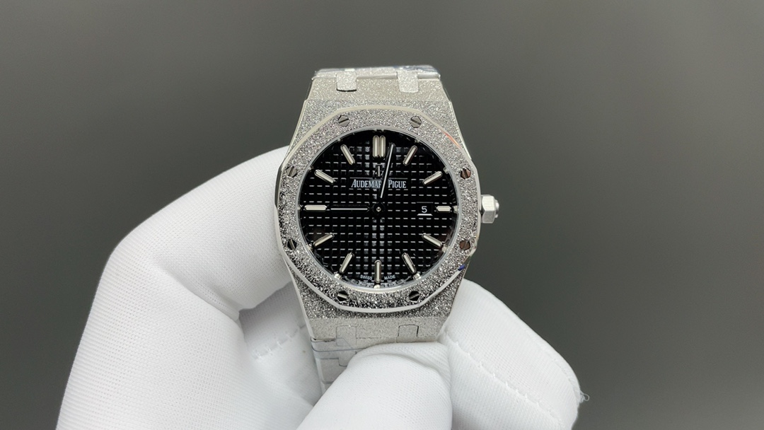 NO:157253,White Rose gives belt buckle) AUDEMARS PIGUET Royal Oak Series 67651OR Women's Quartz Watch~Shining!  The goddess is versatile and lovely!  The authentic disassembled mold, CNC polished throughout, and the pattern was adjusted many times, with clear edges and corners. The case diameter was 33MM, and the polygonal bezel and the case were precisely matched. The bezel was fixed to the case with hexagonal screws (the ring mouth was inlaid with exquisite Swarovski diamonds, dazzling). The chain links were exquisite and regular. The links were carefully polished hundreds of times to present a perfect texture. The folding buckle was simple to open and close and easy to wear. The lugs at the watch were bent, which can ensure that the watch and the wrist were more fitted. The dial was engraved with a large square plaid decoration, paired with fluorescent three-dimensional hour markers and royal oak hands. The wide hands and hour markers made it simple and clear when reading. The date display window at the three-point position was displayed in Arabic numerals.  The watch is a closed bottom, with the words 