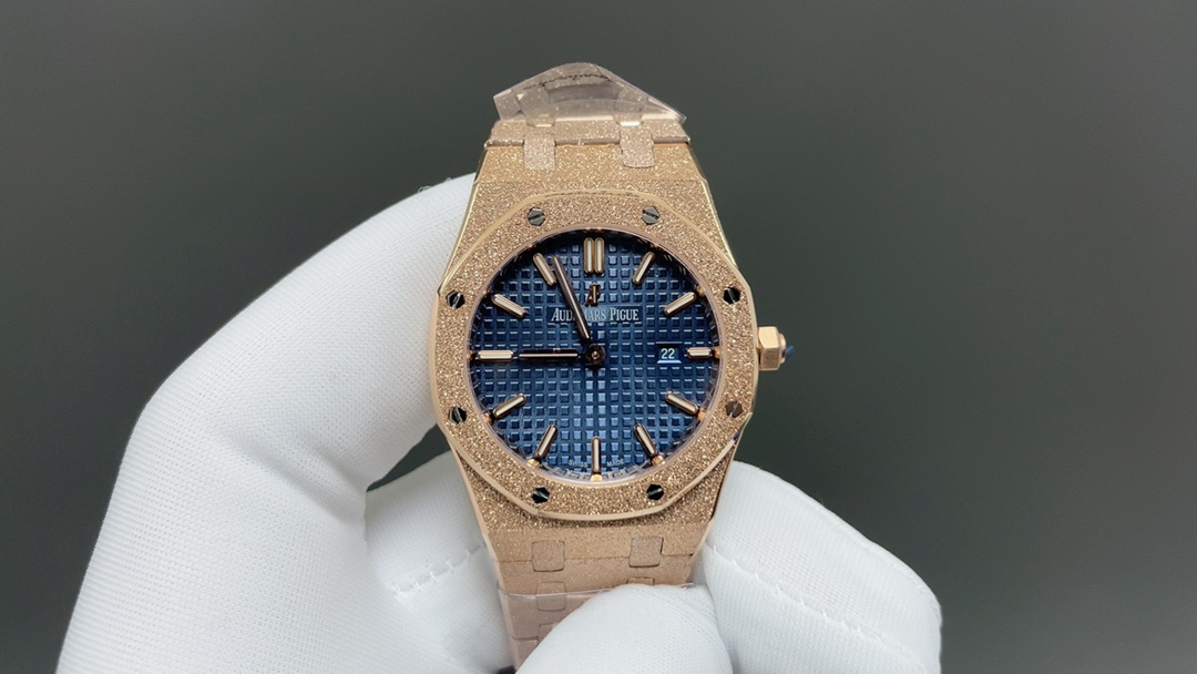 NO:392755,AUDEMARS IGUET Royal Oak Series 67651OR Women's Quartz Watch~Sky debut!  The goddess is versatile and lovely!  The authentic disassembled mold, CNC polished throughout, and the pattern was adjusted many times, with clear edges and corners. The case diameter was 33MM, and the polygonal bezel and the case were precisely matched. The bezel was fixed to the case with hexagonal screw bolts (the ring mouth was inlaid with exquisite Swarovski diamonds, dazzling and dazzling). The chain links were exquisite and regular. The links were carefully polished hundreds of times to present a perfect texture. The folding buckle was simple to open and close and easy to wear. The lugs at the watch were bent, which can ensure that the watch and the wrist were more fitted. The dial was engraved with a large square plaid decoration, paired with fluorescent three-dimensional hour markers and royal oak hands. The wide hands and hour markers made it simple and clear when reading. The date display window at the three-point position was displayed in Arabic numerals.  The watch is a closed bottom, with the words 'Royal Oak' engraved on the bottom of the watch. It is equipped with the Swiss F04111 quartz movement. It is accurate in walking, swarovski, audemars19860909AUDEMARS IGUET爱彼皇家橡树系列67651OR女士石英腕表～闪耀登场！女神百搭款,闪闪惹人爱！ 正品拆解开模,全程CNC打磨,多次校对调整版型,棱角分明.表壳直径33MM,多边形状表圈与表壳精密相合,表圈以六边形螺丝栓固定在表壳上（圈口镶嵌精美施华洛世奇钻,璀璨夺目）表带链节精致规整,链节经过上百次细致的打磨处理,呈现出完美的纹理.折叠式表扣开合简单,佩戴方便.腕表表耳处呈弯折状,可以保证腕表与腕部更加贴合. 表盘镌刻“Grande Taisserie”大方格纹装饰,搭配荧光立体时标和皇家橡树指针,宽大的指针和时标让读时简单清晰.三点位置日期显示窗口,以阿拉伯数字显示. 腕表为密闭表底,表底上镌刻皇家橡树系列的英文名称“Royal Oak”字样.内部搭载瑞士F04111石英机芯.走时精准,,swarovski,audemars,Watch