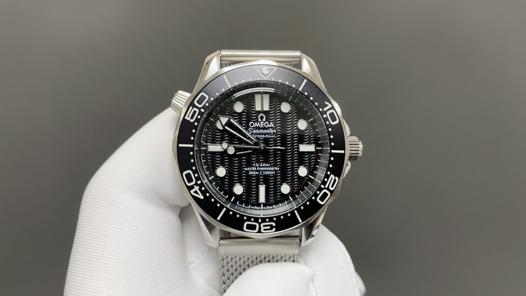 NO:392757,The same model as Omega James Bond star. Get an original tape watch strap as soon as you place an order!  The new model uses a 42mm stainless steel case, with a curved arched sapphire crystal mirror, and comes with a mesh bracelet, which is very retro aesthetic. The dial is simple and does not have a date window. It offers two designs: black aluminum disc decorative wave pattern and steel dial have been treated with vertical brushed PVD coating to ensure precision performance. The new version abandons the date window and simplifies the dial. The steel bezel model is matched with a black aluminum dial and laser engraved wave pattern, which reminds people of the early Himama series models. The difference is that the 5-grade titanium bezel model is matched with vertical brushed PVD coating to treat the stainless steel dial. Both dials present a familiar structure, with hollowed-out hour and minute hands, lollipop seconds hands, and inlaid hour markers are embedded with Super-LumiNova fluorescent materials to ensure readability under low-light conditions. Equipped with Calibre  8806 Master Chronometer movement, with a vibration frequency of 25 times per hour (3.5 Hz), equipped with Omega's signature coaxial escapement mechanism and a single barrel, which can provide a 72-hour power reserve. Through the mirror on the back of the watch, you can carefully enjoy the decorative Geneva pattern and the automatic oscillator marked with red lacquer, omega19860909欧米茄詹姆斯·邦德明星同款.下单即送原版胶带表带一副！ 新款采用42毫米精钢表壳,搭配弧拱形蓝宝石水晶镜面,随附网状表链,极具复古美感.表盘简洁,不设日期视窗,提供黑色铝盘装饰波浪图案和精钢表盘经过垂直拉丝PVD涂层处理两种设计,确保精密性能. 新版本舍弃日期视窗,简化了表盘.精钢表圈款搭配黑色铝质表盘,激光雕刻波浪图案,让人联想到早期的海马系列表款.不同的是,5级钛金属表圈款搭配垂直拉丝PVD涂层处理精钢表盘.两种表盘都呈现熟悉的架构,镂空时分指针、棒棒糖秒针、以及镶贴时标均嵌饰Super-LumiNova荧光物料,确保弱光条件下的可读性. 搭载Calibre 8806至臻天文台机芯,该机芯振频25,次/小时(3.5赫兹),装配欧米茄标志性同轴擒纵机制和单发条盒,能够提供72小时动力储存,透过表背镜面,可以细赏装饰日内瓦纹,标注红色亮漆字样的自动摆陀,,omega,Watch