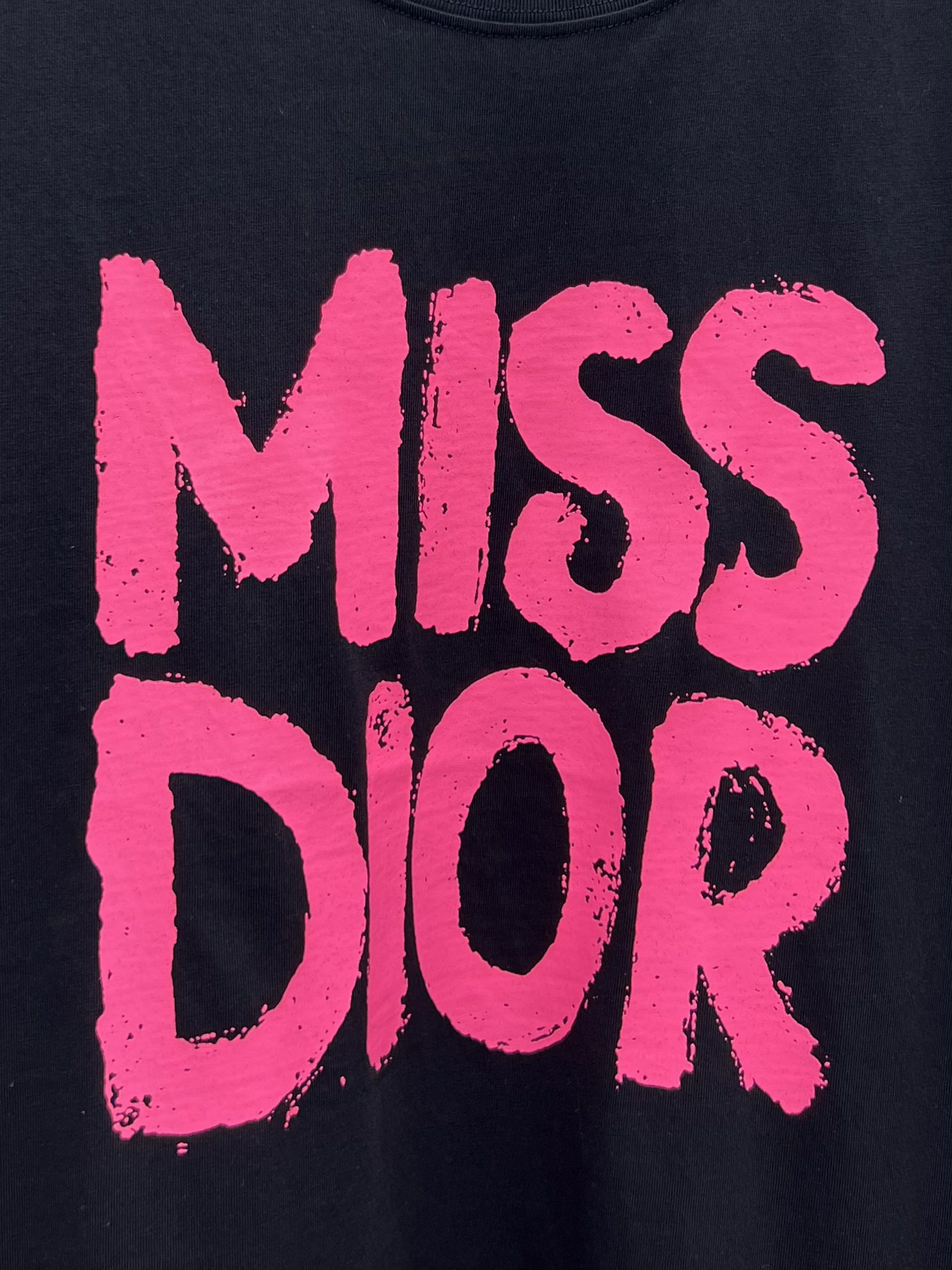  𝘿𝙞𝙤* 粉色字母印花t恤
这款白色棉质平纹针织 T 恤来自 Miss Dior 限定系列
饰以亮粉色