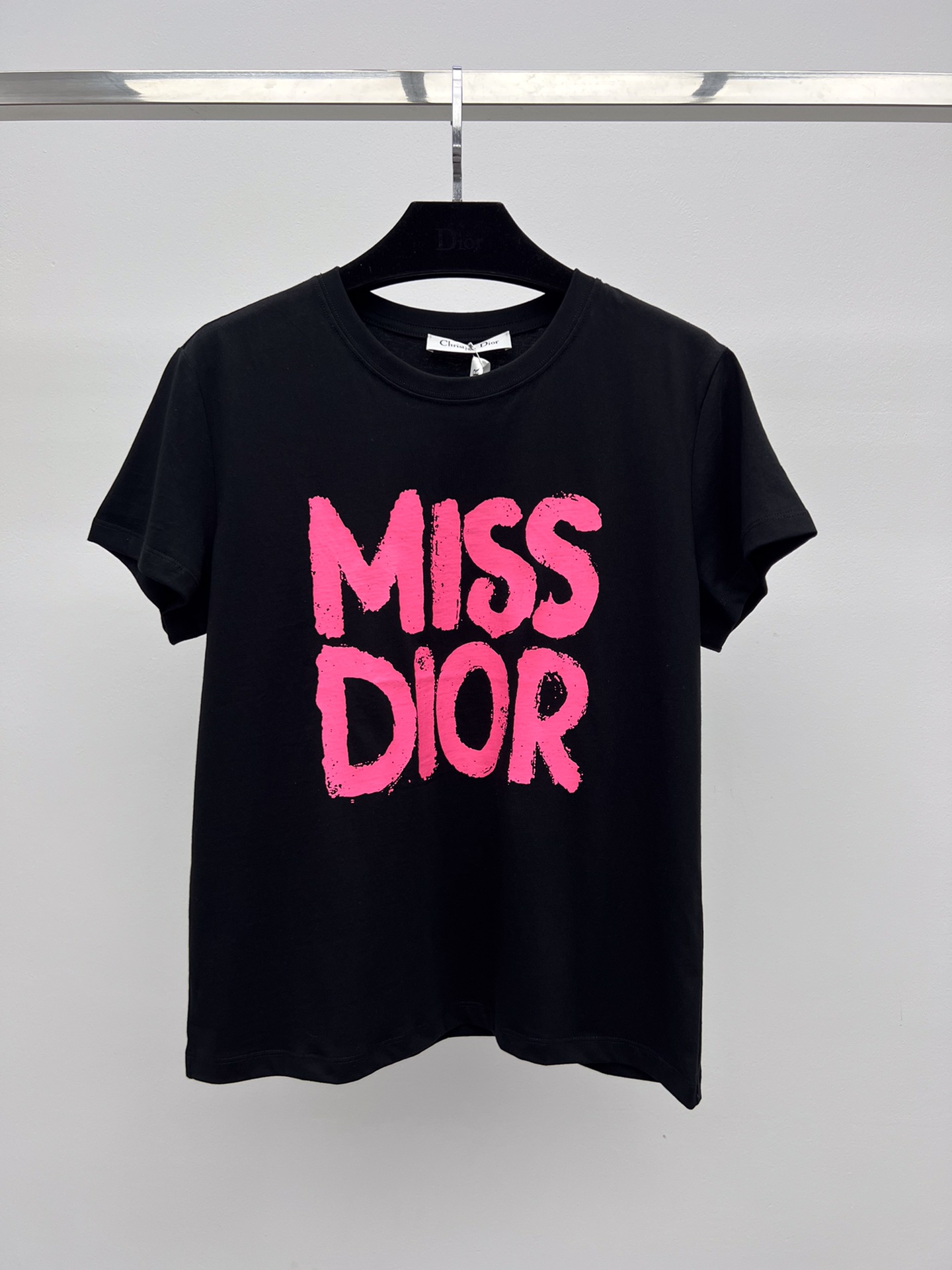  𝘿𝙞𝙤* 粉色字母印花t恤
这款白色棉质平纹针织 T 恤来自 Miss Dior 限定系列
饰以亮粉色