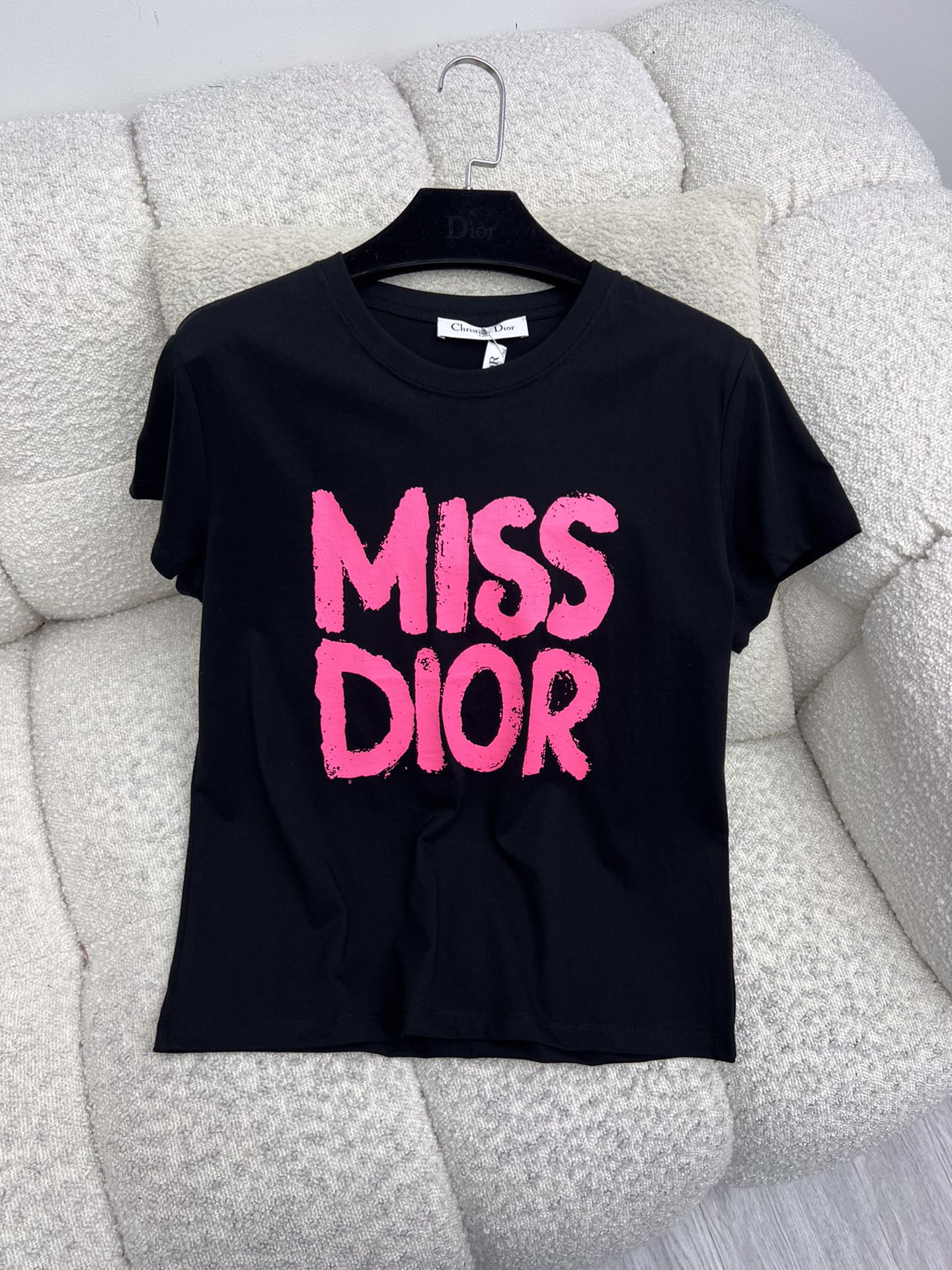  𝘿𝙞𝙤* 粉色字母印花t恤
这款白色棉质平纹针织 T 恤来自 Miss Dior 限定系列
饰以亮粉色