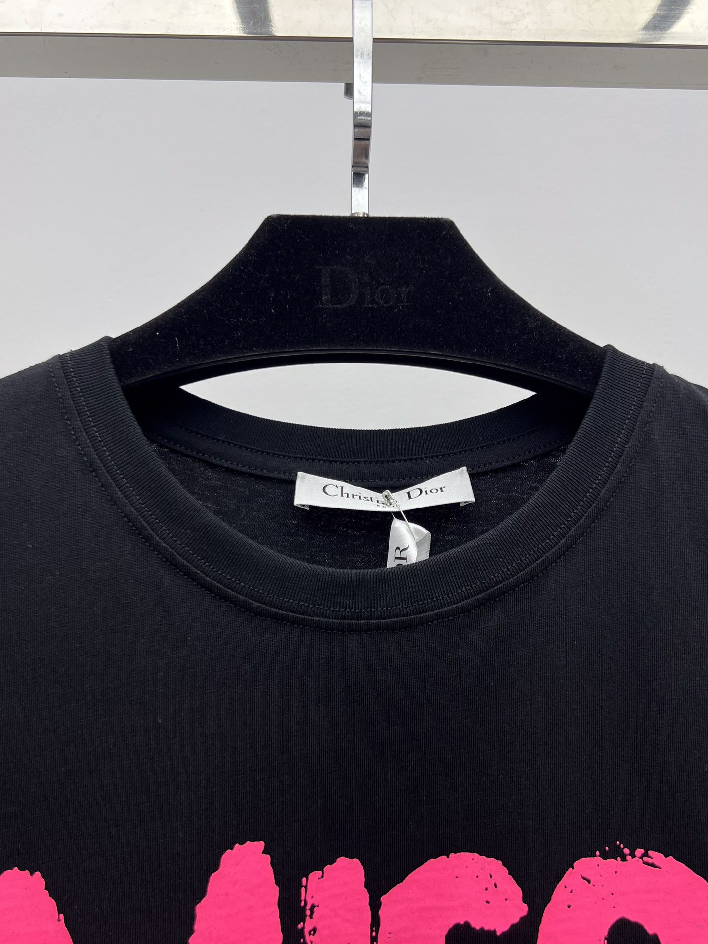  𝘿𝙞𝙤* 粉色字母印花t恤
这款白色棉质平纹针织 T 恤来自 Miss Dior 限定系列
饰以亮粉色