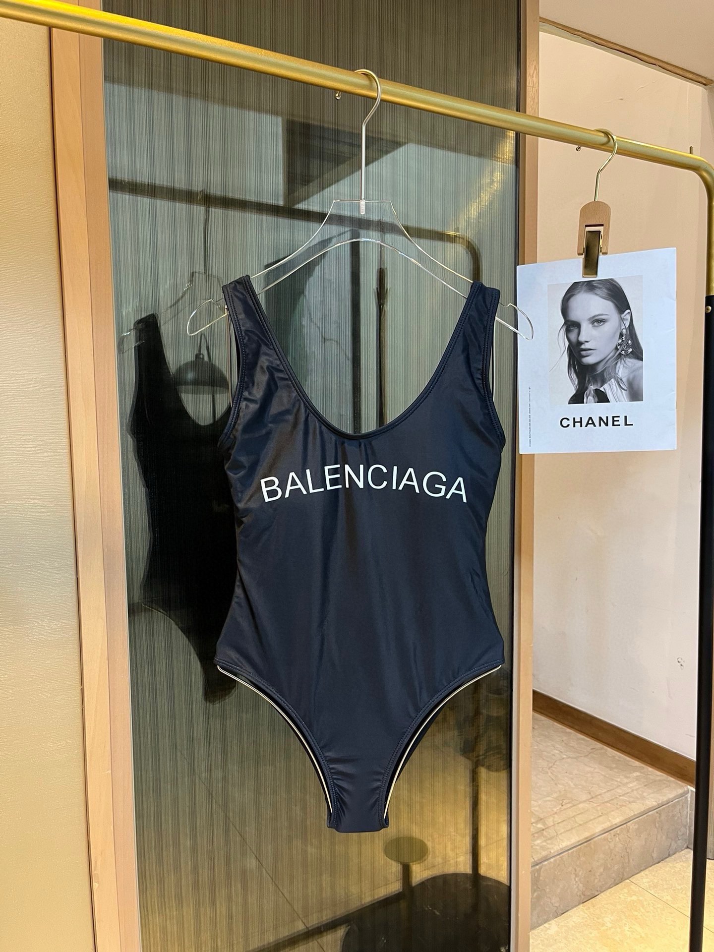 特批YD\nBALENCIAGA巴黎世家连体泳衣  适合多种场景的游泳衣海边 游泳池 温泉 水上乐园 漂流都可以内搭也完全可以 连体设计遮肉显高挑 腹部有点肉肉也不影响咱美美的 背面设计大露美背 \n面料：透气舒适。速干弹性的游泳衣更加帖肤易清洗\n码数：S M L