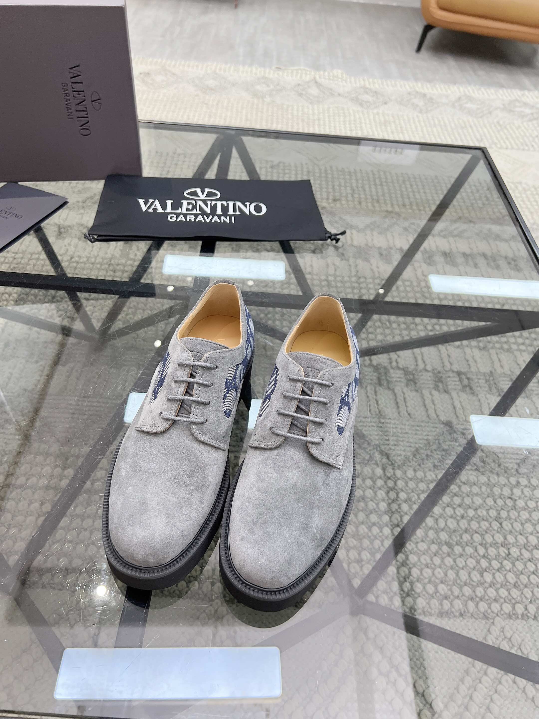 NO:221530,Brand VALENTINO Color Original Color Number 39-44 Customized 38.45.46 Price Material Valentino Casual Leather Shoes The same style of the counter is the best imported cowhide head layer cowhide inner cowhide footbed style atmospheric footwear, perfect flow line, high quality workmanship 1:1 accurate reproduction, pure handmade to create a comfortable wearing experience Original private model outsole, Valentino leather shoes, valentino, valentino, cowhide19860909品牌VALENTINO 颜色原版配色 码数39-44定做38.45.46 价格 材质华伦天奴休闲皮鞋 专柜同款优选进口牛皮头层牛皮内里牛皮垫脚版型大气上脚超有气质完美的流线高品质做工1:1精准复刻 纯手工打造舒适的穿着体验原版私模大底,华伦天奴皮鞋,valentino,valentino,cowhide,Men's shoes