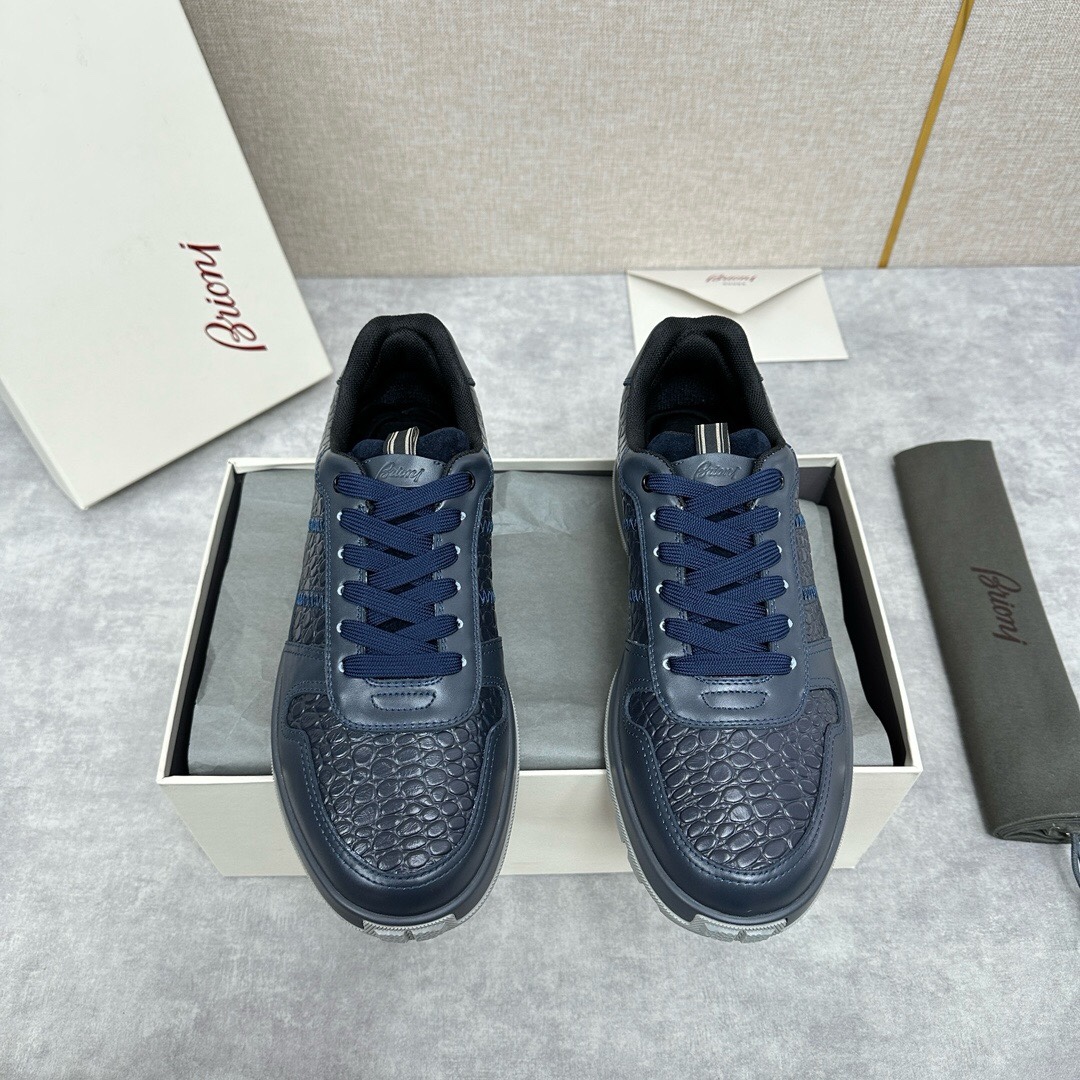 NO:221519,Brand Brioni Color Original Color Number 39-44 Customized 38.45.46 Price Material Brioni 2025 Spring and Summer New Product Series, the only version of the market, Men's Sports Shoes. Buyed in Hong Kong to create the first sports shoes for the brand. This shoe is made of light and extremely tough cowhide fabric, two-color high-density cowhide. All details ZP is broken down and developed one by one. It can be said to be a perfect encounter with traditional exquisite craftsmanship and fabric technology innovation. Product details and quality environmentally friendly and sustainable fabrics. Ago structure Recycled rubber sole integrated design Brioni sewing label Legion striped side stripes. Very suitable for pairing with jeans casual pants., Brioni, sneakers, jeans, cowhide19860909品牌Brioni 颜色原版配色 码数39-44定做38.45.46 价格 材质布里奥尼2025春夏新品系列,市场唯一对版版本 男士运动鞋履 .香港购入原版开发打造作为品牌首款运动鞋履,这鞋用轻盈且极富韧性的牛皮面料,双色高密牛皮制成 所有细节ZP一一分解开发 可以说是传统精湛工艺和面料技术革新的一次完美邂逅.产品细节质量 环保可持续性面料.Ago结构 再生橡胶鞋底一体式设计Brioni缝纫标签 军团条纹侧面饰带.非常适合搭配牛仔裤 休闲裤.,布里-奥尼,sneakers,jeans,cowhide,Men's shoes