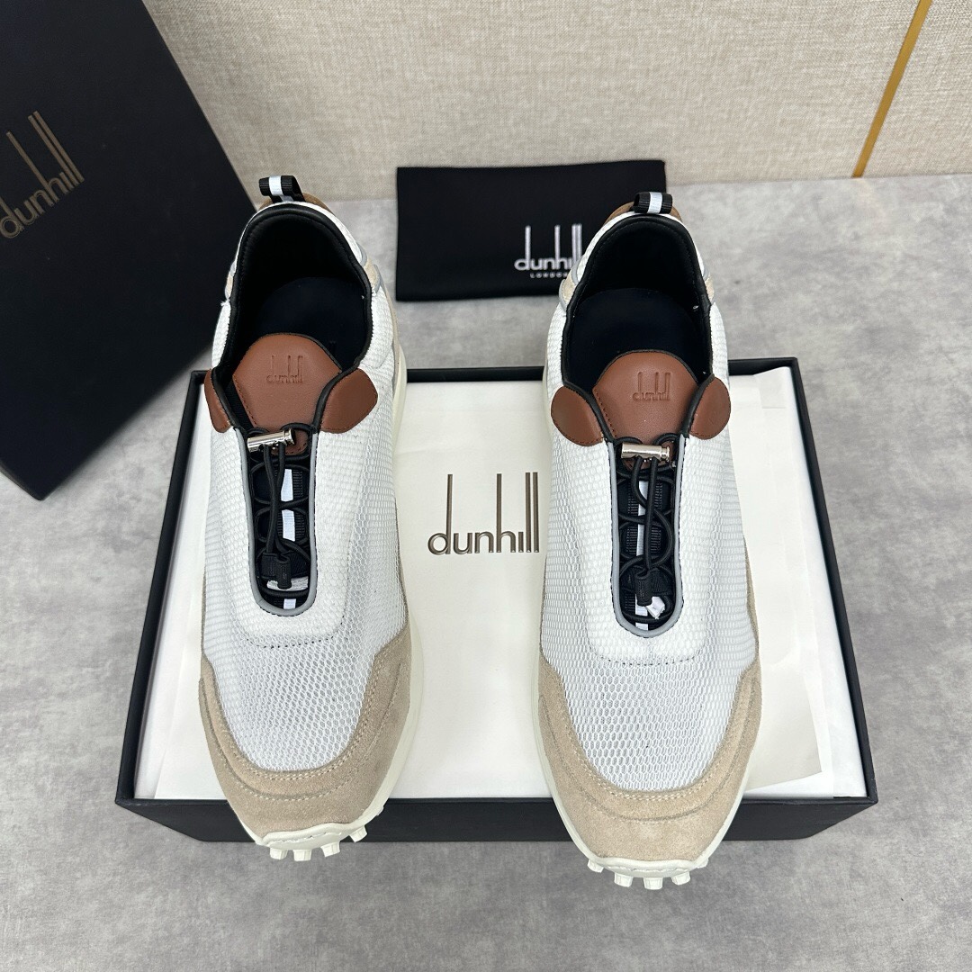 NO:221511,Brand dunhill color original color matching Size 39-44 Custom made 38.45.46 Price Material Dunhill new style official website The same style of men's casual board shoes 2025 new style. Legacy tennis sneakers are inspired by the casual style of the 1980s on the AW21 show, providing a modern style for retro tennis. This shoe is made of calfskin, and the tread pattern of the rubber sole is inspired by Dunhill's car tradition. The upper is made of gold foil embossed brand long tail logo, matched with details of serrated edges and contrasting racing stripes patterns, Dunhill, sneakers, cowhide19860909品牌dunhill 颜色原版配色 码数39-44定做38.45.46 价格 材质登喜路新款官网同款男士休闲板鞋2025新款.Legacy网球运动鞋灵感源于AW21秀场上的80年代休闲风,为复古网球提供了现代风格.这款鞋采用小牛皮制成,橡胶鞋底的胎面花纹灵感来自dunhill的汽车传统.鞋面采用金箔浮雕品牌长尾标识,搭配锯齿边缘的细节和对比色的赛车条纹图案,登喜路,sneakers,cowhide,Men's shoes